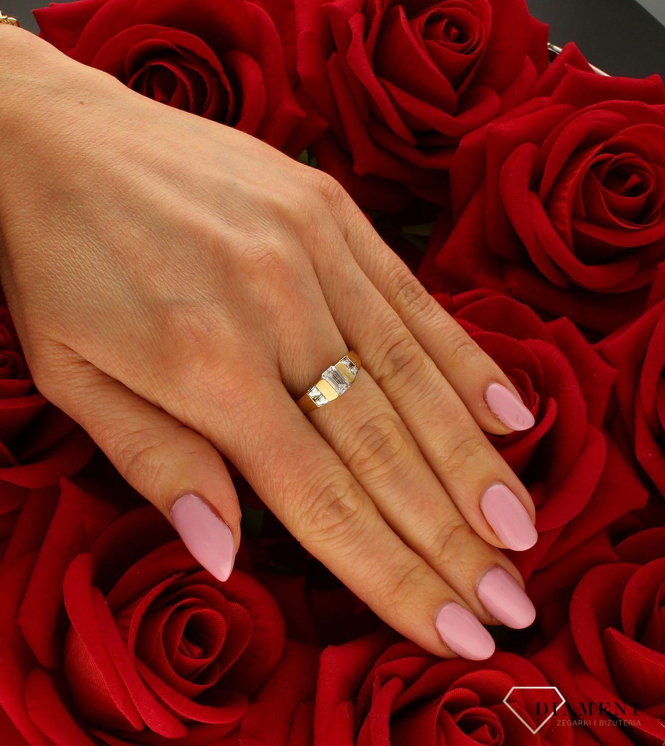 Pierścionek złoty damski Trzy cyrkonie 333 DIA-PRS-9191-333. Złoty pierścionek w nowoczesnej odsłonie świetnie się sprawdzi na p (4).jpg