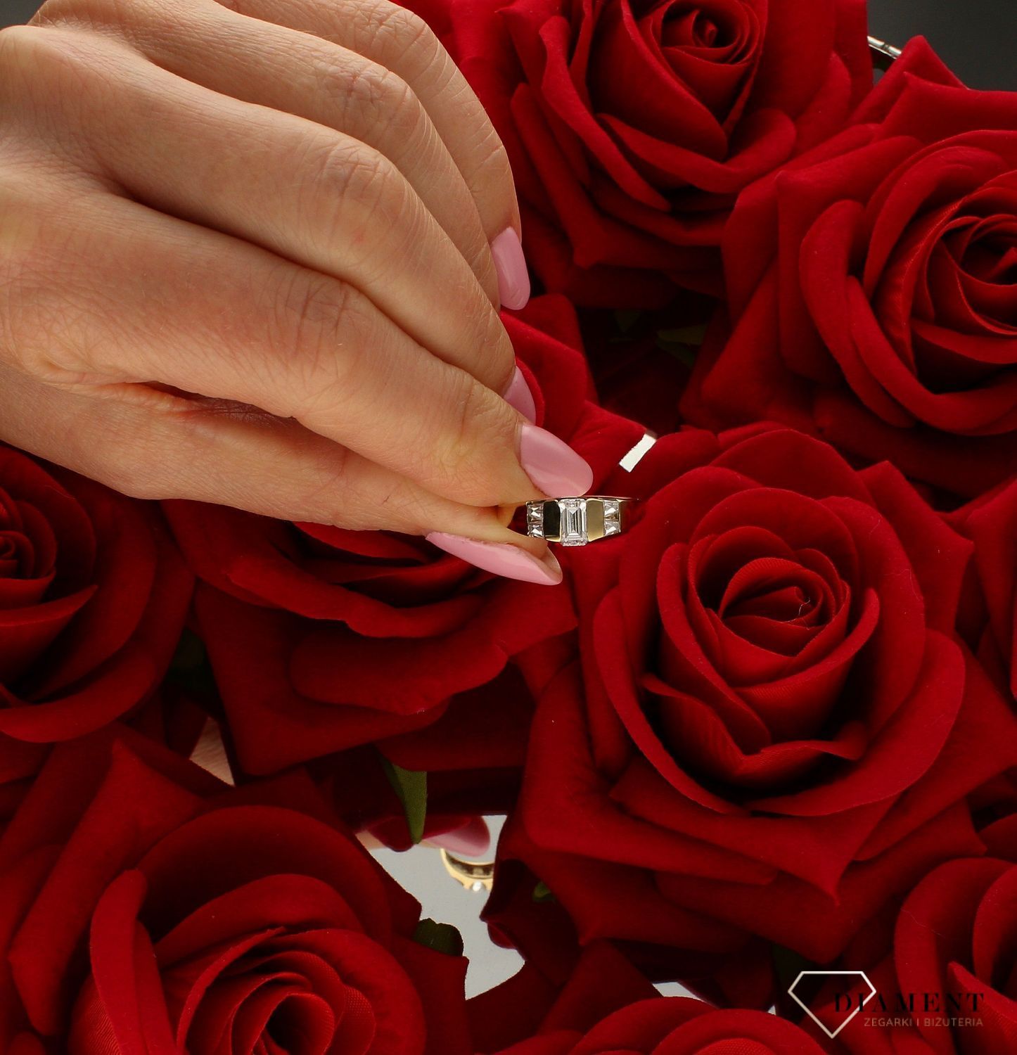 Pierścionek złoty damski Trzy cyrkonie 333 DIA-PRS-9191-333. Złoty pierścionek w nowoczesnej odsłonie świetnie się sprawdzi na p (4).jpg