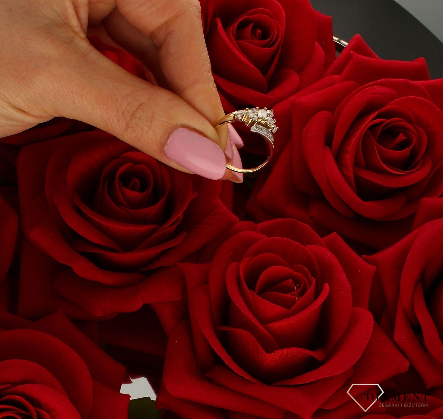 Złoty pierścionek damski 333 “Magiczny błysk” DIA-PRS-9192-333. Złoty pierścionek  świetnie się sprawdzi na prezent z okazji uro (4).jpg