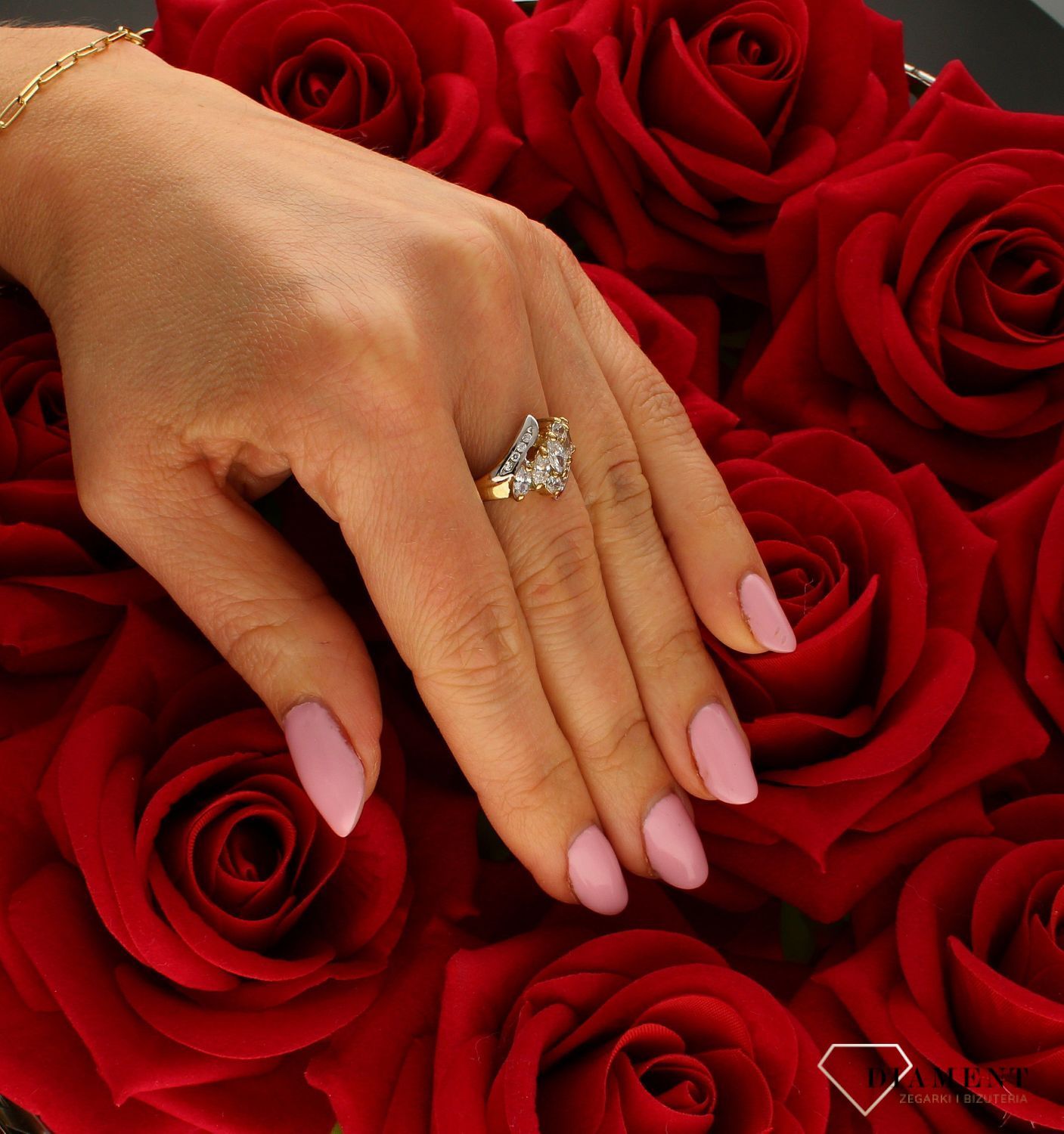 Złoty pierścionek damski 333 “Magiczny błysk” DIA-PRS-9192-333. Złoty pierścionek  świetnie się sprawdzi na prezent z okazji uro (4).jpg