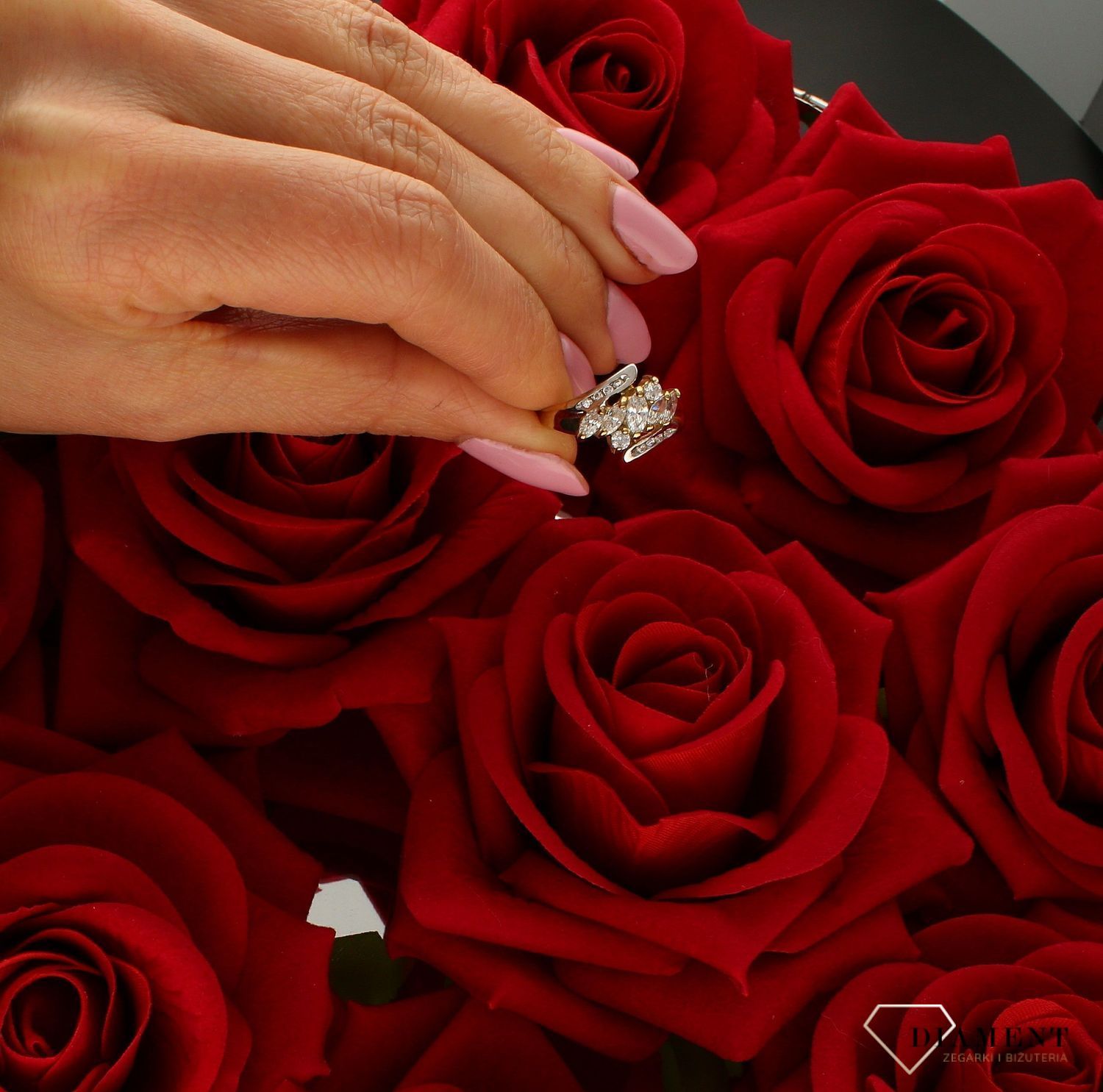 Złoty pierścionek damski 333 “Magiczny błysk” DIA-PRS-9192-333. Złoty pierścionek  świetnie się sprawdzi na prezent z okazji uro (4).jpg