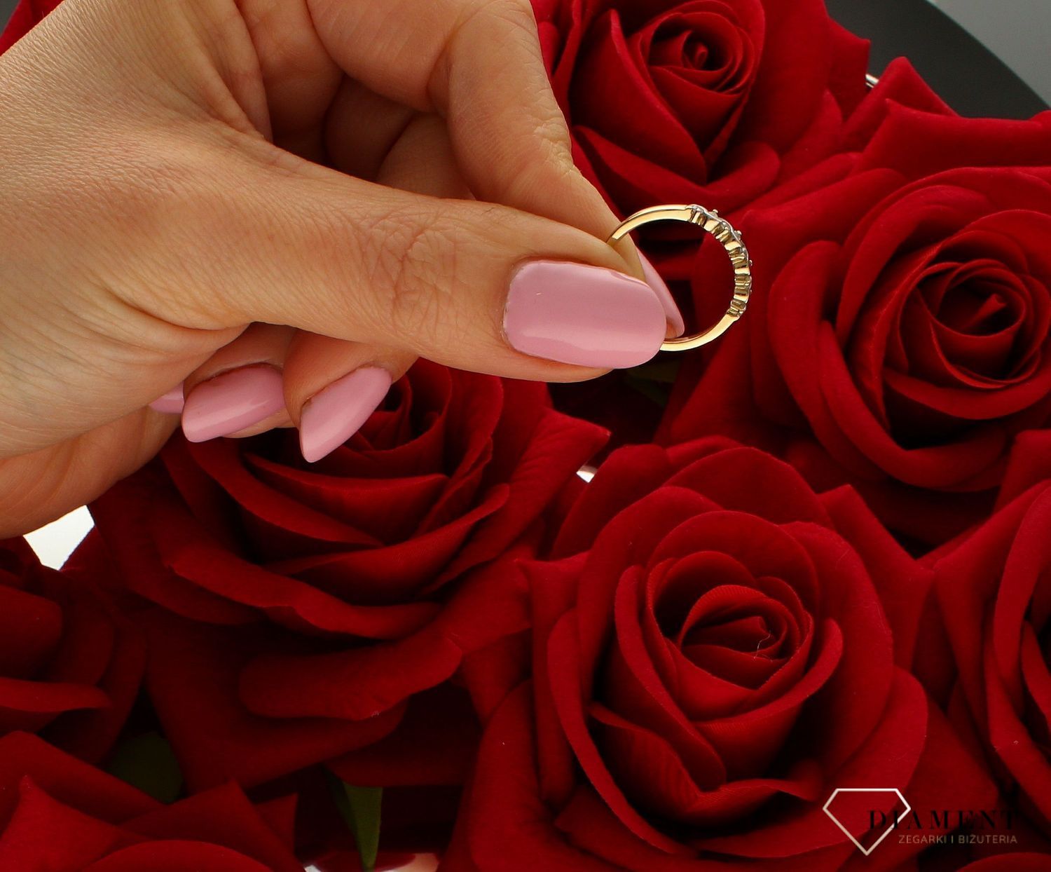 Złoty pierścionek damski 333 'Wężyk z białego złota' DIA-PRS-9193-333. Złoty pierścionek  świetnie się sprawdzi na prezent z oka.jpg