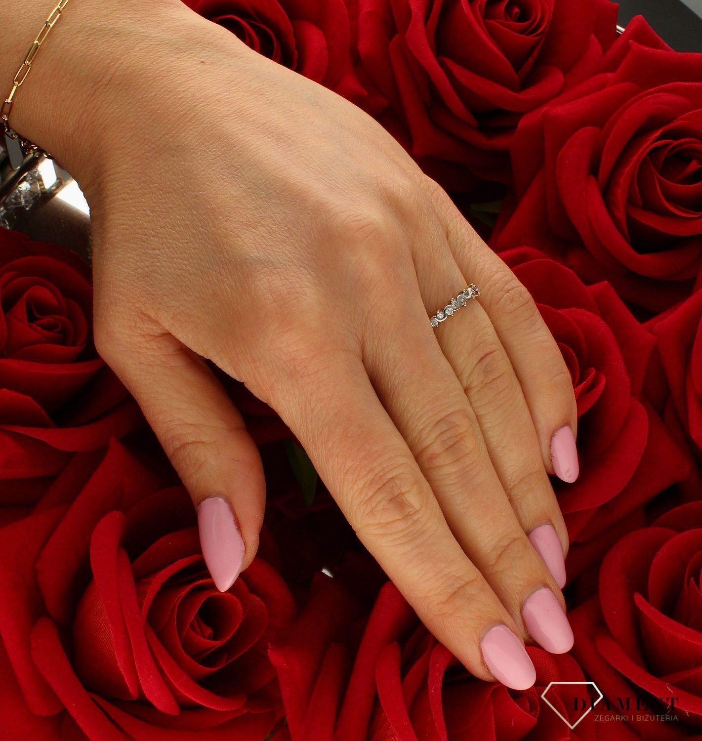 Złoty pierścionek damski 333 'Wężyk z białego złota' DIA-PRS-9193-333. Złoty pierścionek  świetnie się sprawdzi na prezent z oka.jpg