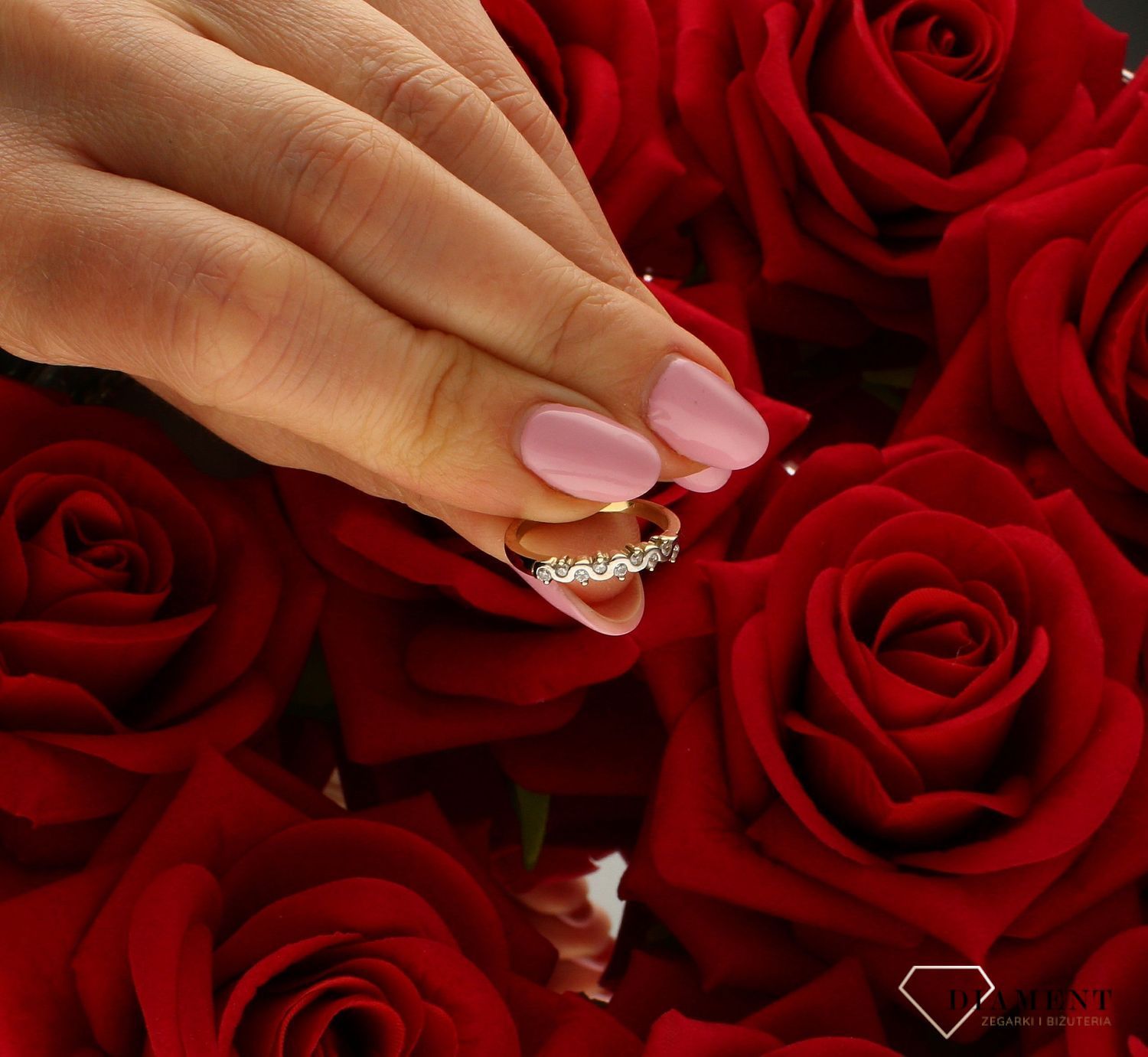 Złoty pierścionek damski 333 'Wężyk z białego złota' DIA-PRS-9193-333. Złoty pierścionek  świetnie się sprawdzi na prezent z oka.jpg