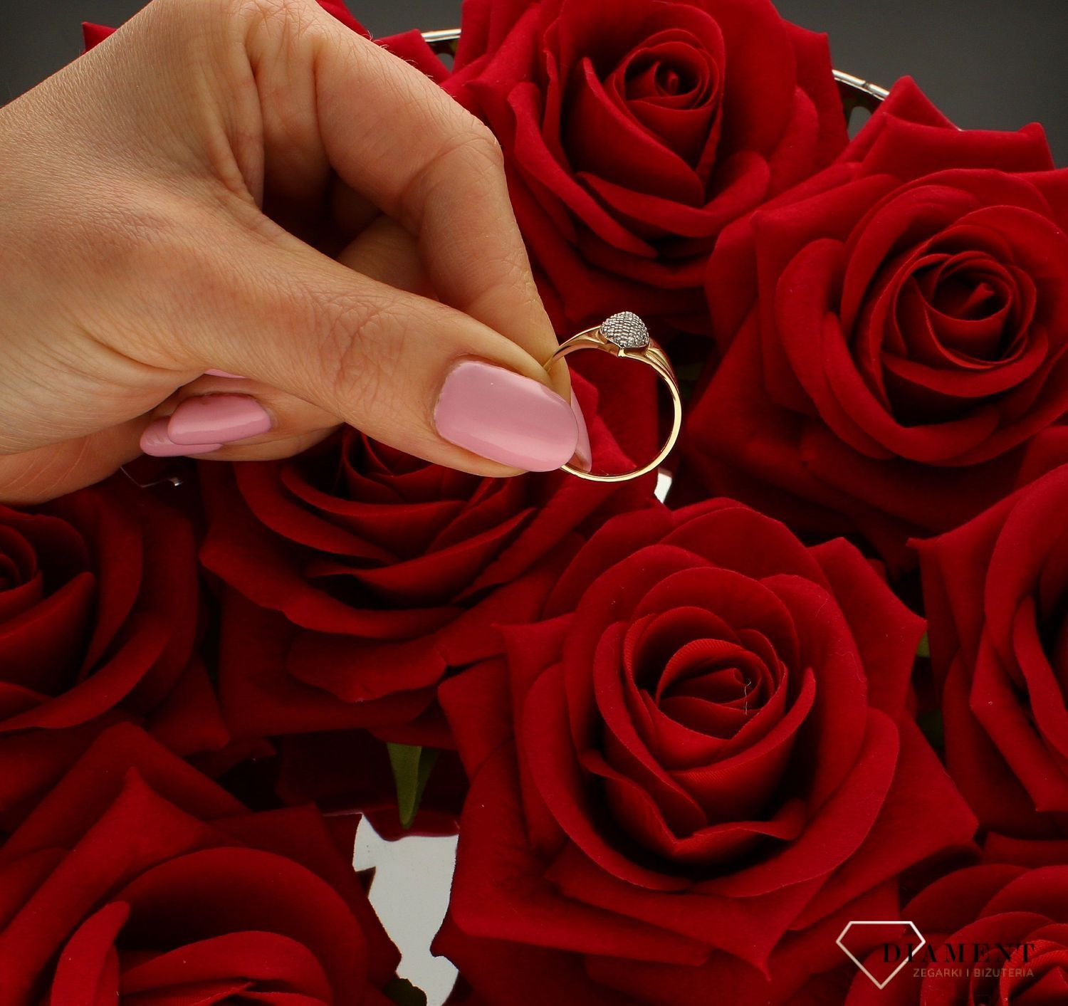 łoty pierścionek damski 333 wysadzany cyrkoniami DIA-PRS-9194-333. złoty pierścionek w nowoczesnej odsłonie świetnie się sprawdz.jpg