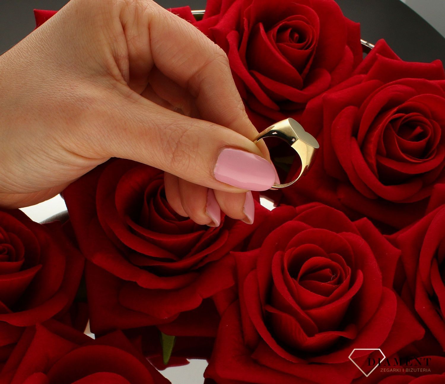 Złoty pierścionek damski 333 “Sygnet z sercem”DIA-PRS-9195-333. Duży damski pierścionek. Podaruj bliskiej osobie pierścionek z p (4).jpg