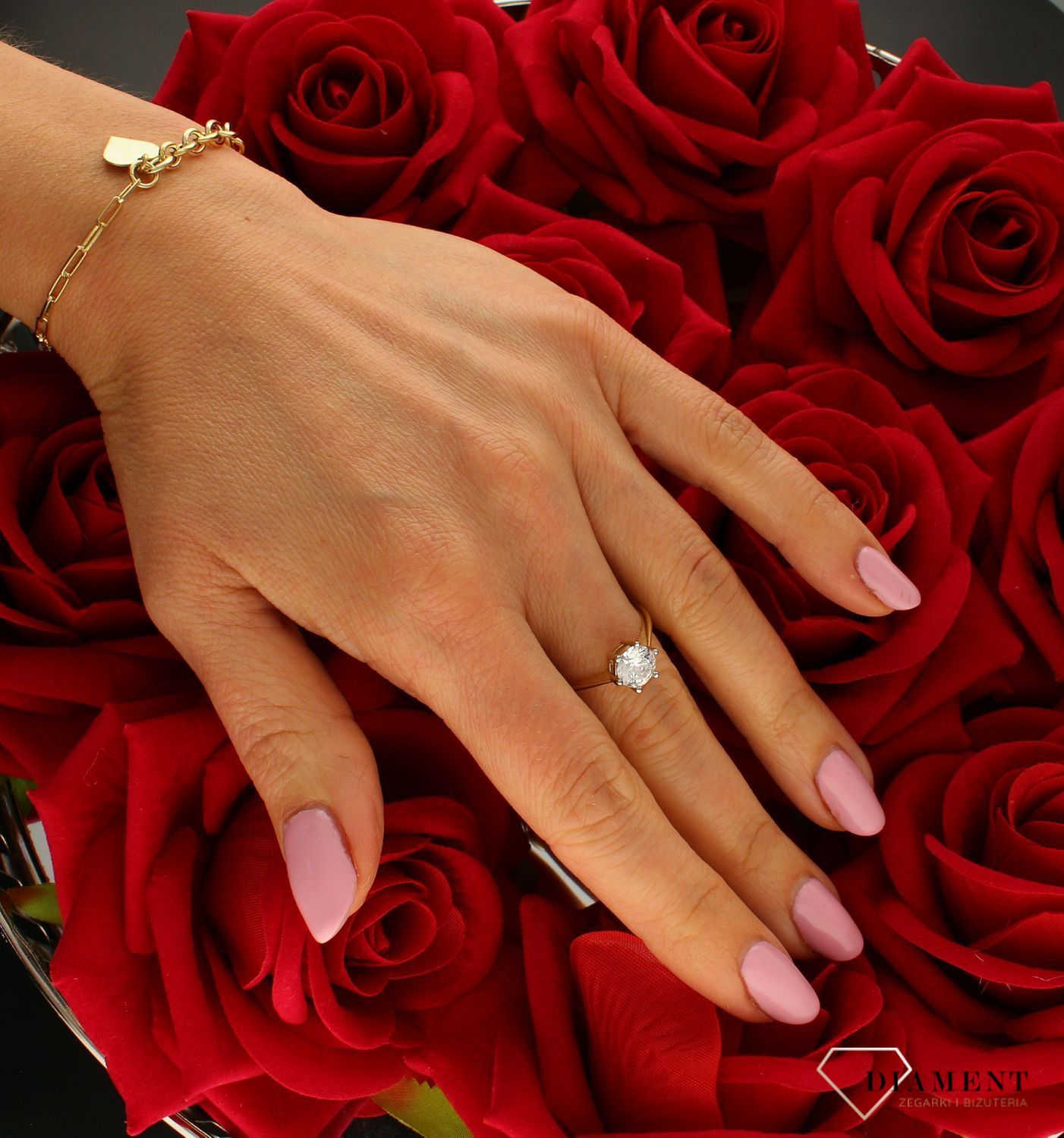 łoty pierścionek pleciony ozdobiony wystającą efektowną cyrkonią. Piękny pierścionek wykonany z wysokiej jakości złota próby 333.  (1).jpg