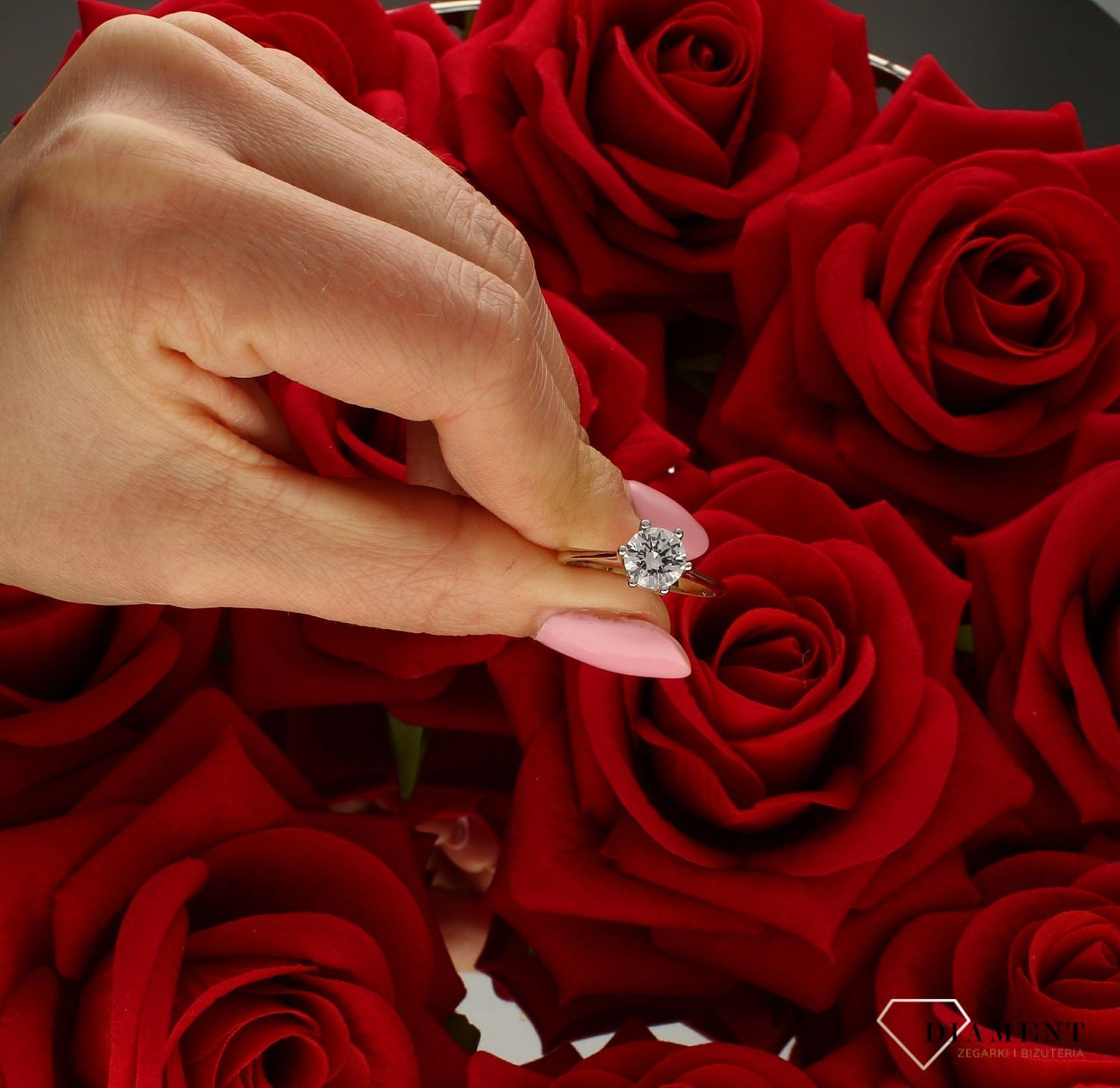 łoty pierścionek pleciony ozdobiony wystającą efektowną cyrkonią. Piękny pierścionek wykonany z wysokiej jakości złota próby 333.  (1).jpg