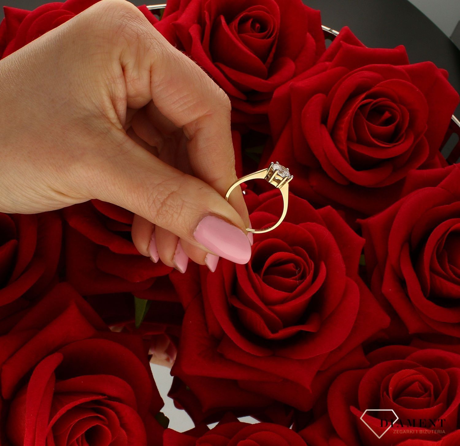 łoty pierścionek pleciony ozdobiony wystającą efektowną cyrkonią. Piękny pierścionek wykonany z wysokiej jakości złota próby 333.  (1).jpg