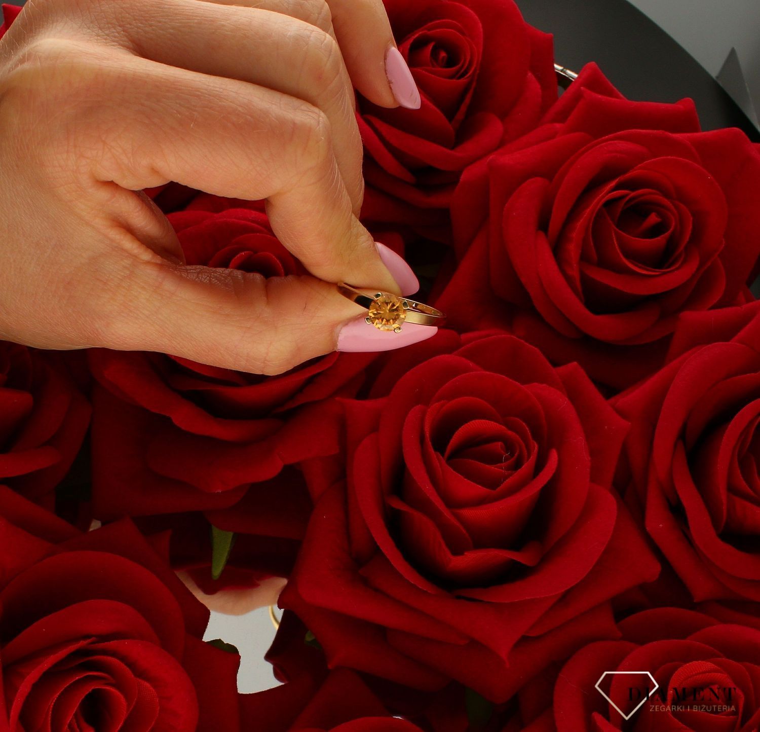 Złoty pierścionek damski z pomarańczową cyrkonią 333 DIA-PRS-9197-333. Prezent  podkreśli piękno wyjątkowych momentów zaręczyn, (3).jpg