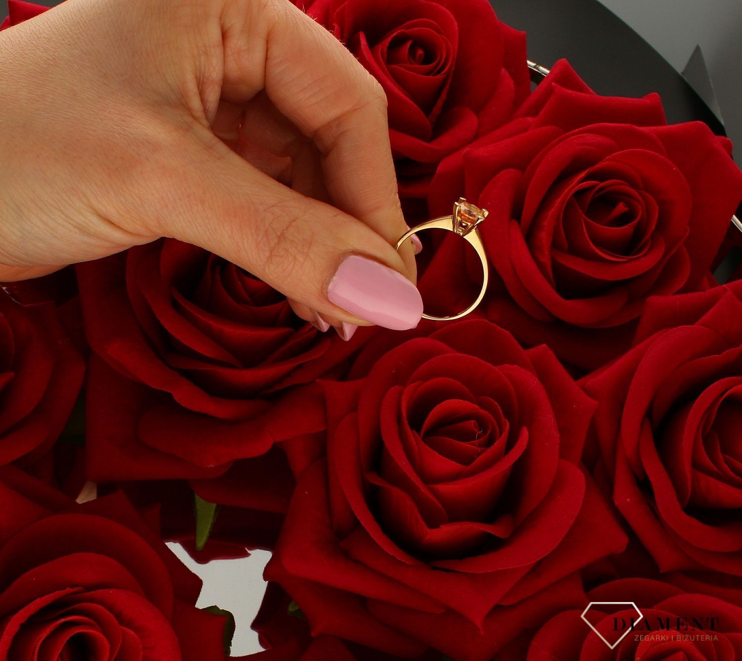 Złoty pierścionek damski z pomarańczową cyrkonią 333 DIA-PRS-9197-333. Prezent  podkreśli piękno wyjątkowych momentów zaręczyn, (3).jpg