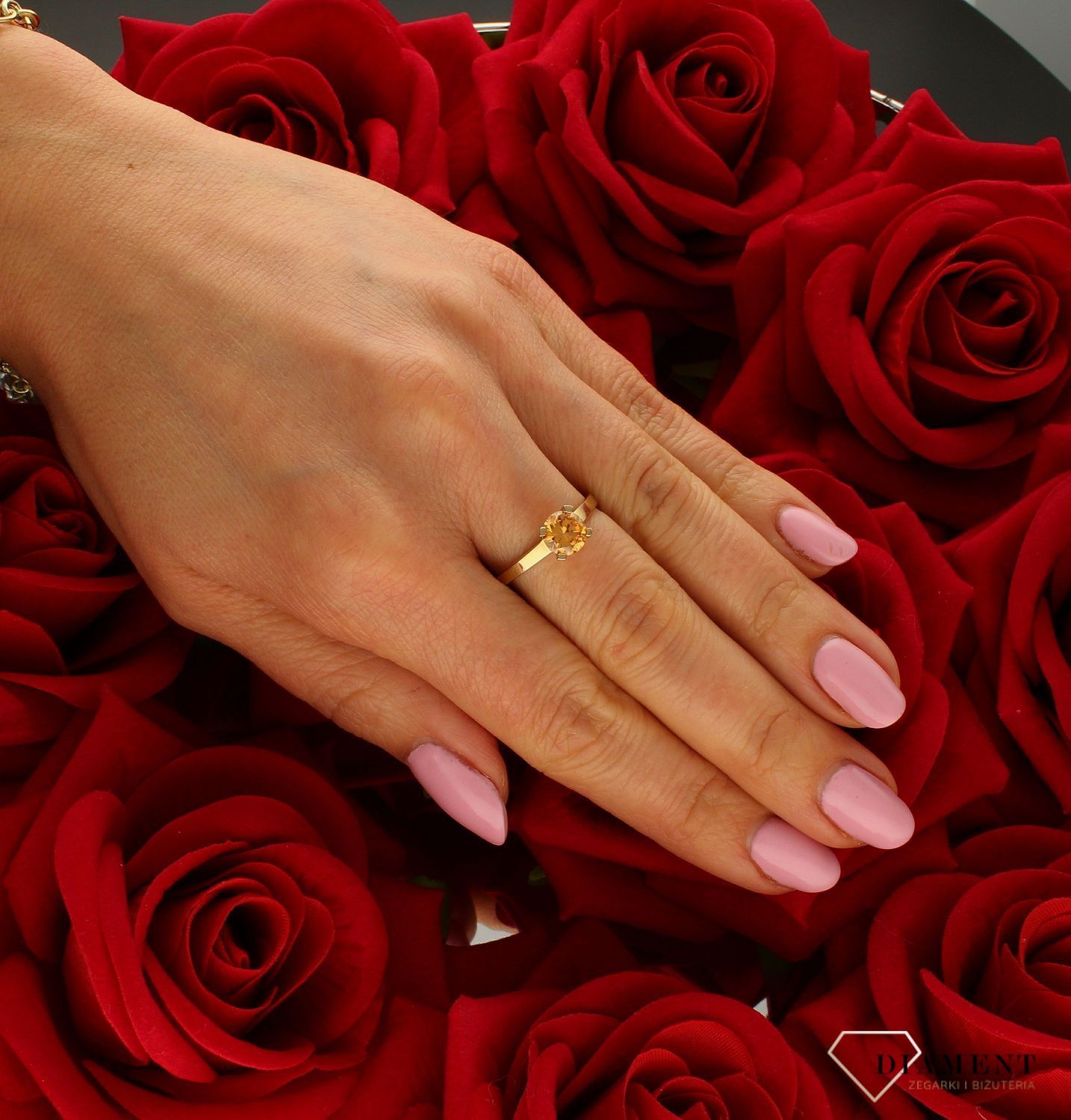 Złoty pierścionek damski z pomarańczową cyrkonią 333 DIA-PRS-9197-333. Prezent  podkreśli piękno wyjątkowych momentów zaręczyn, (3).jpg