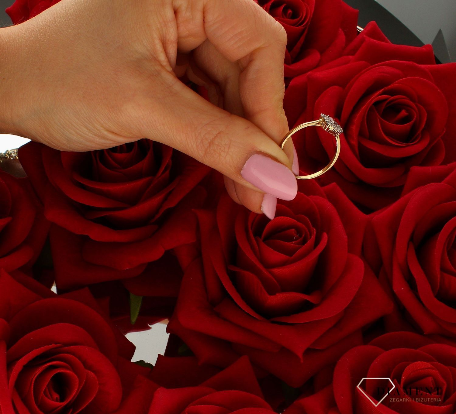 Złoty pierścionek damski 333 czerwona cyrkonia DIA-PRS-9198-333.  Złoty pierścionek to świetny prezent na zaręczyny, rocznicę, j (4).jpg