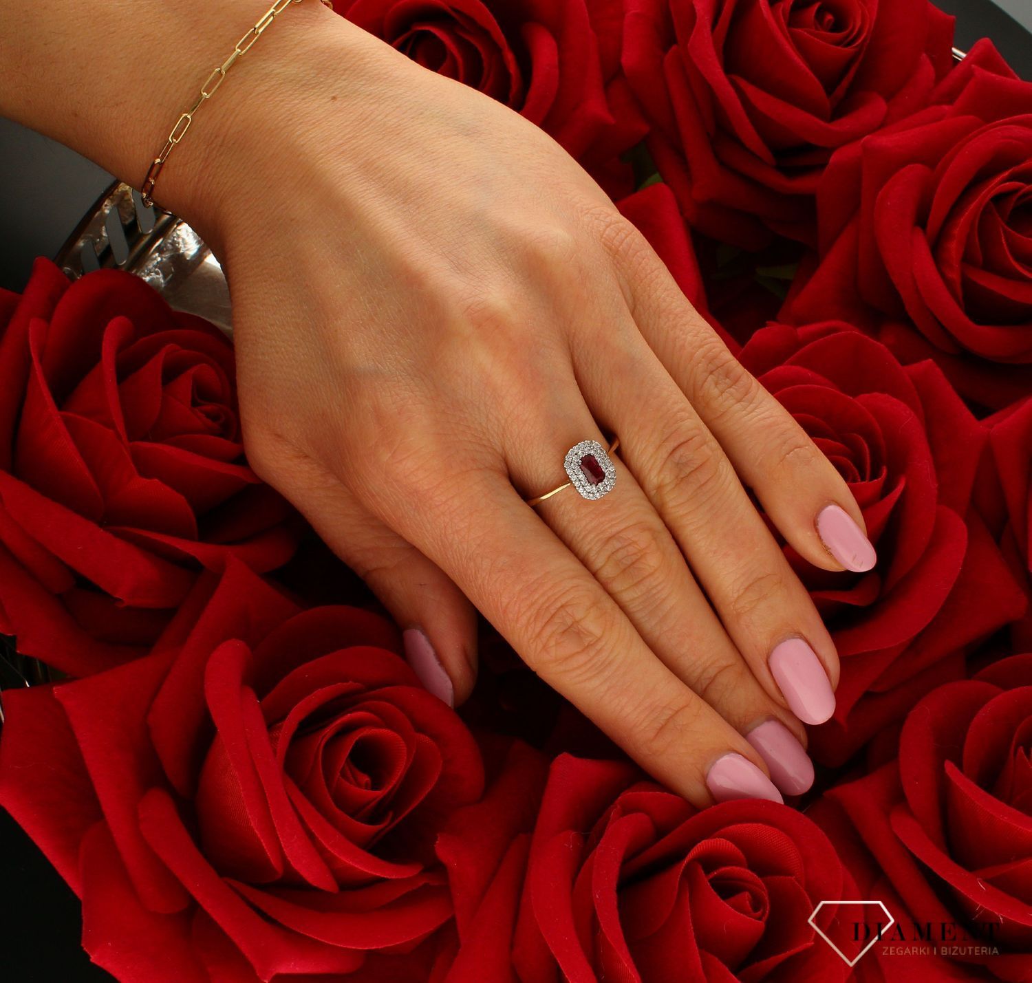 Złoty pierścionek damski 333 czerwona cyrkonia DIA-PRS-9198-333.  Złoty pierścionek to świetny prezent na zaręczyny, rocznicę, j (4).jpg