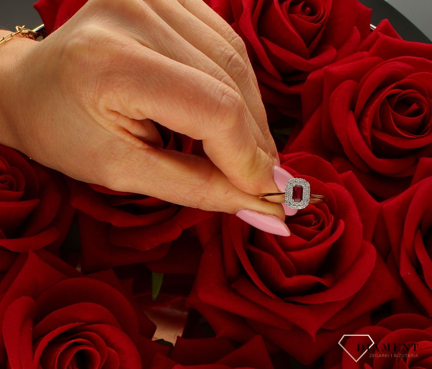 Złoty pierścionek damski 333 czerwona cyrkonia DIA-PRS-9198-333.  Złoty pierścionek to świetny prezent na zaręczyny, rocznicę, j (4).jpg