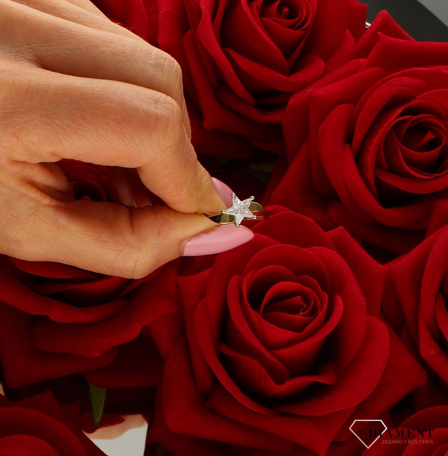 Złoty pierścionek 333 z efektowną cyrkonią w kształcie gwiazdki DIA-PRS-9199-333. Złoty pierścionek pleciony ozdobiony wystającą efektowną cyrkonią w kształcie gwiazdki. Piękny pierścionek wykonany z wysoki (1).jpg