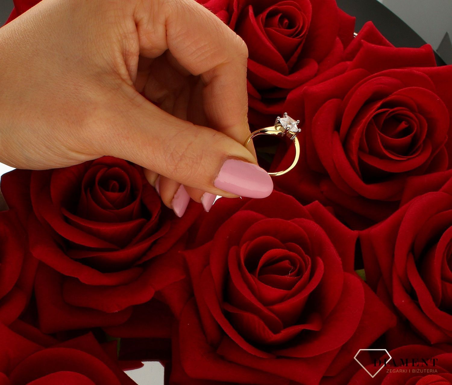 Złoty pierścionek 333 z efektowną cyrkonią w kształcie gwiazdki DIA-PRS-9199-333. Złoty pierścionek pleciony ozdobiony wystającą efektowną cyrkonią w kształcie gwiazdki. Piękny pierścionek wykonany z wysoki (1).jpg