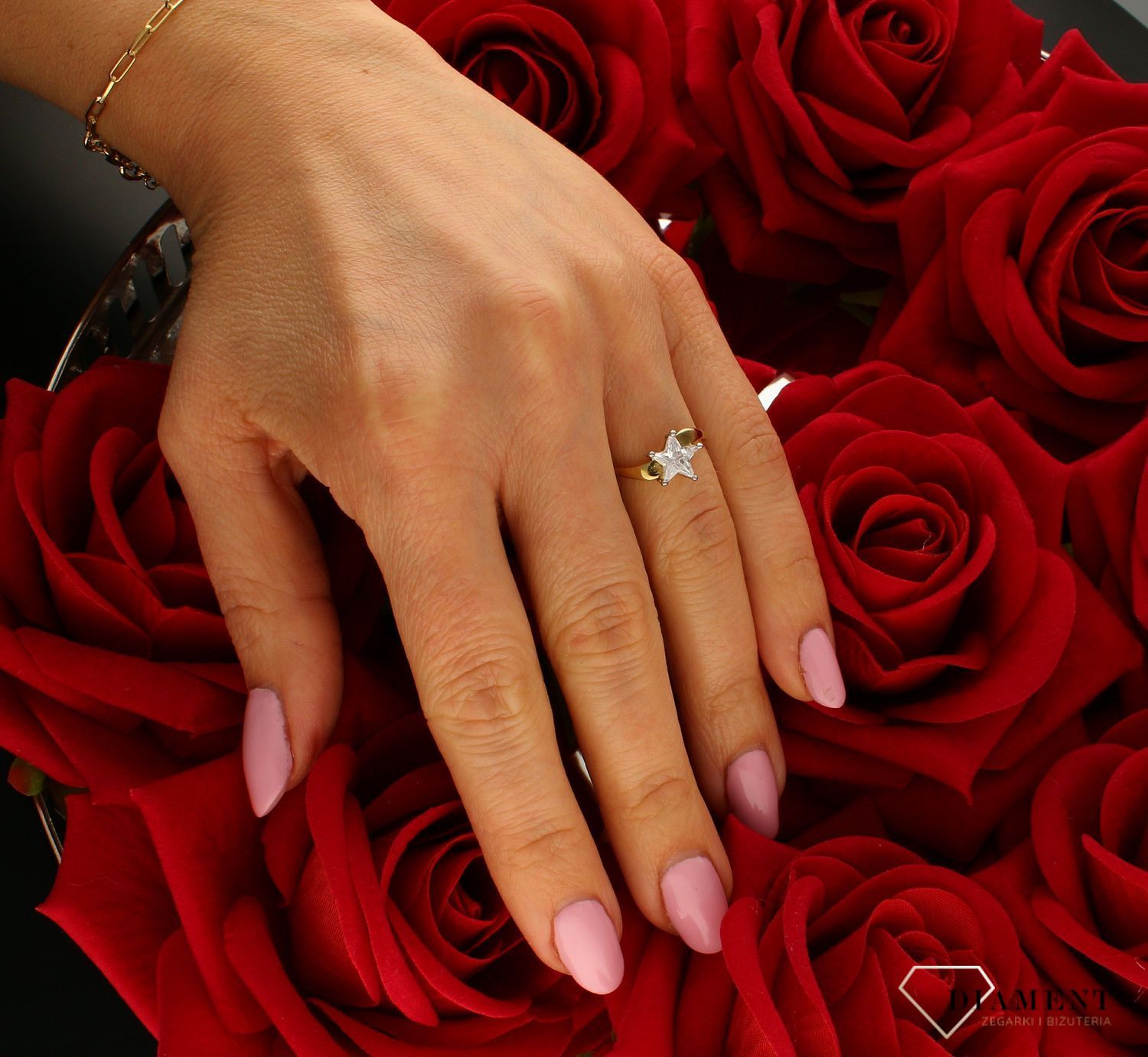 Złoty pierścionek 333 z efektowną cyrkonią w kształcie gwiazdki DIA-PRS-9199-333. Złoty pierścionek pleciony ozdobiony wystającą efektowną cyrkonią w kształcie gwiazdki. Piękny pierścionek wykonany z wysoki (1).jpg