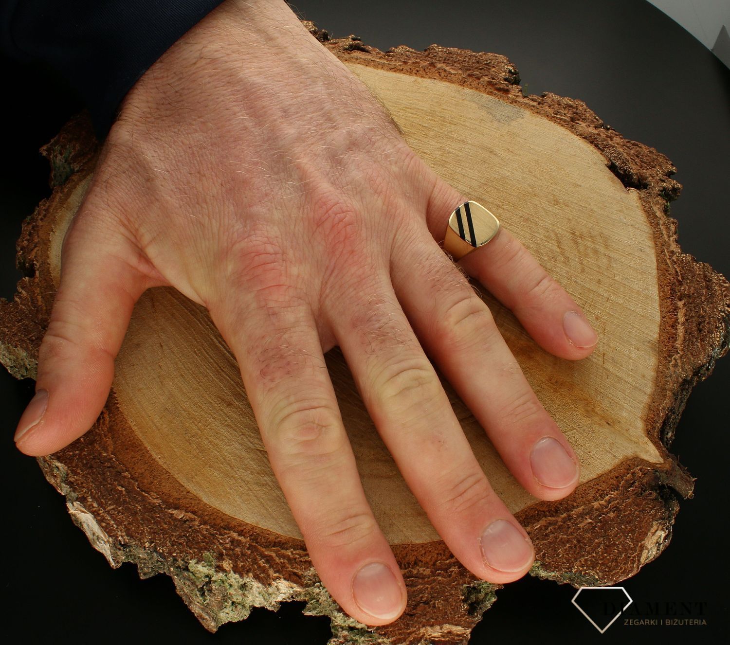 Złoty sygnet 333 z czarną emalią DIA-PRS-9200-333. Sygnet wykonany z 8 karatowego żółtego złota z czarną emalią na górze. Biżuteria idealna na wszelkie okazje. Złota biżuteria wykonana z próby 333 o ciekawej, niepowtarzalnej.jpg