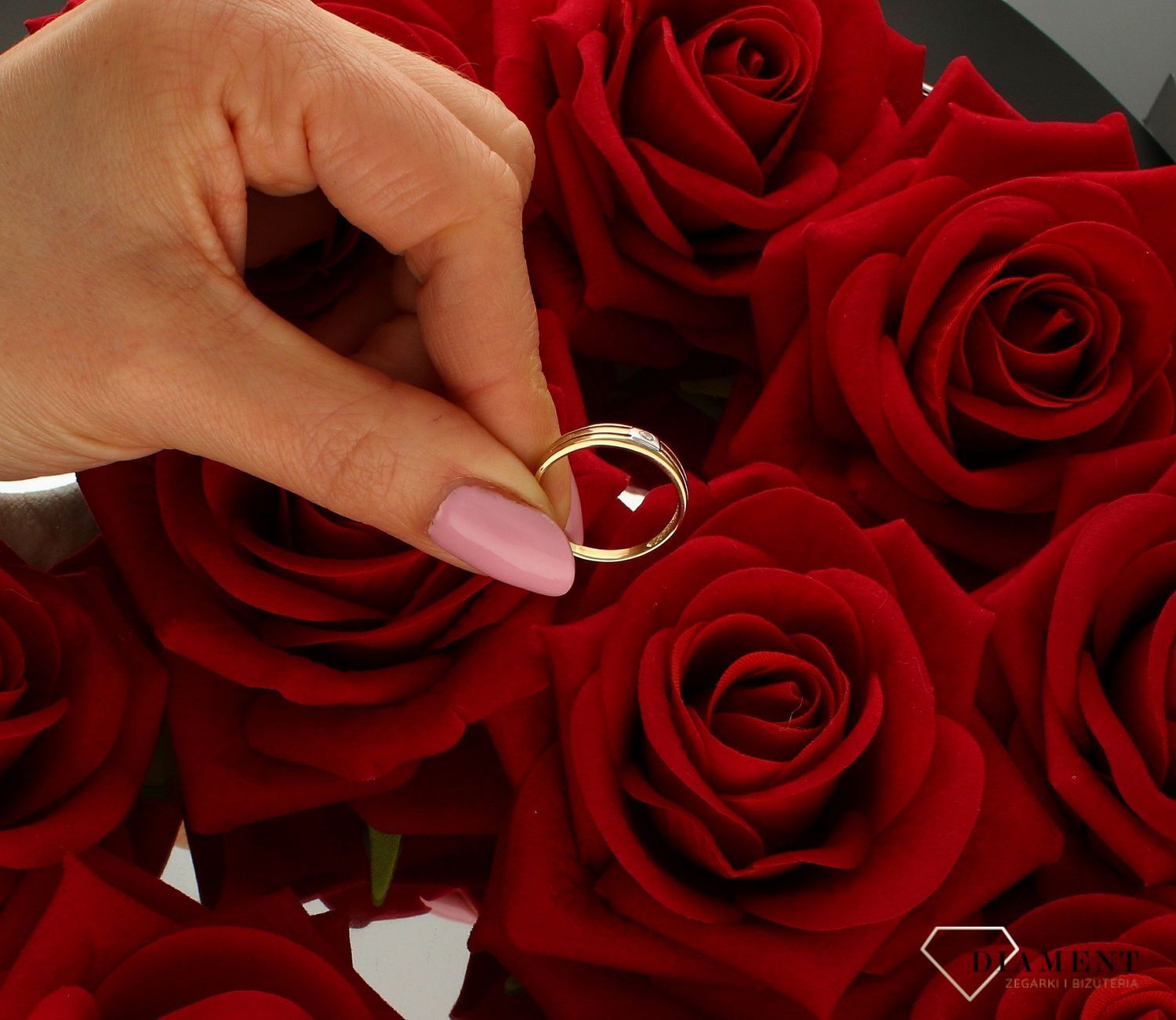 Złoty pierścionek damski 333 obrączka z cyrkonią DIA-PRS-9201-333.  Złoty pierścionek w klasycznej odsłonie świetnie się sprawdz (4).jpg