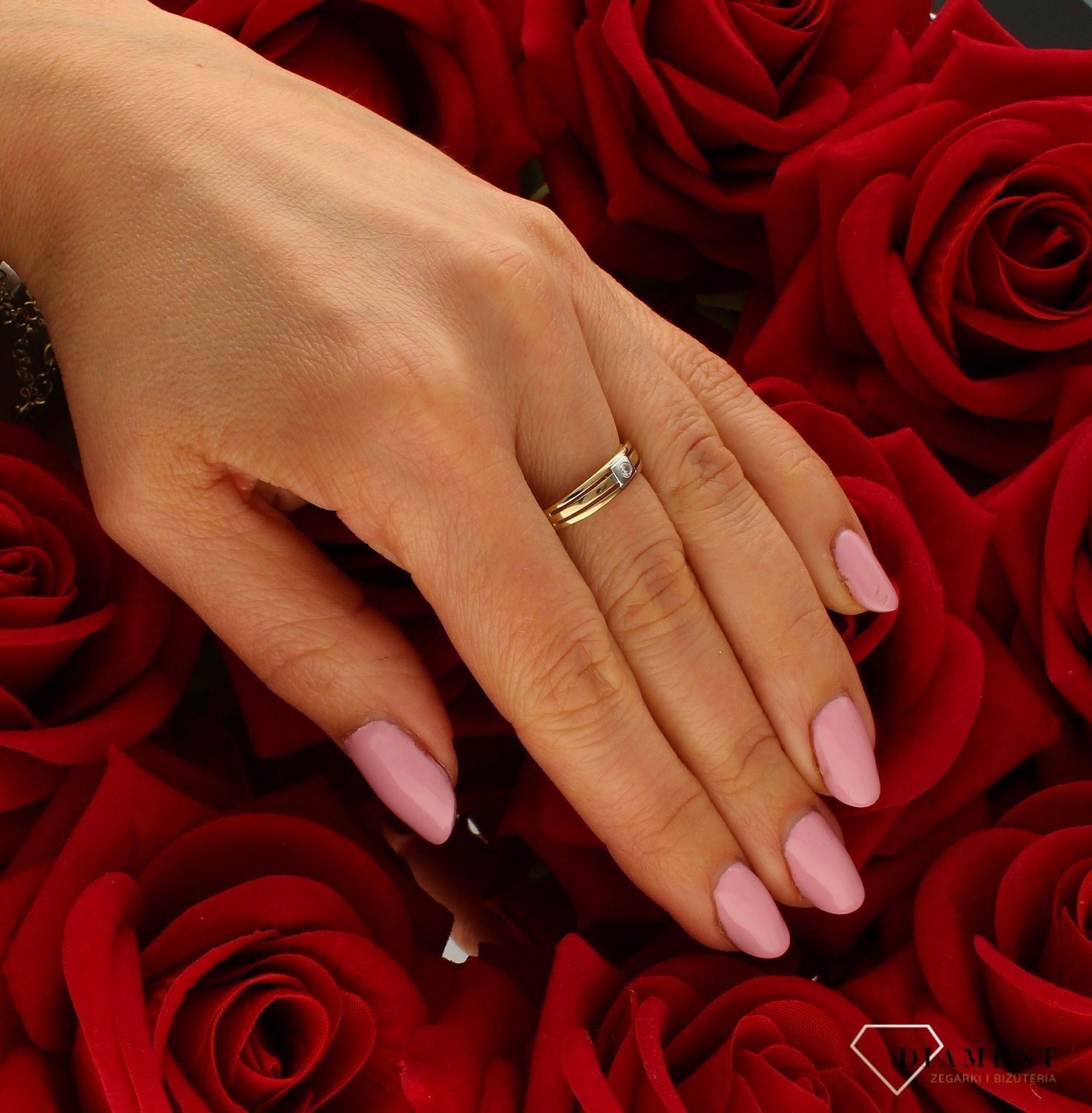 Złoty pierścionek damski 333 obrączka z cyrkonią DIA-PRS-9201-333.  Złoty pierścionek w klasycznej odsłonie świetnie się sprawdz (4).jpg
