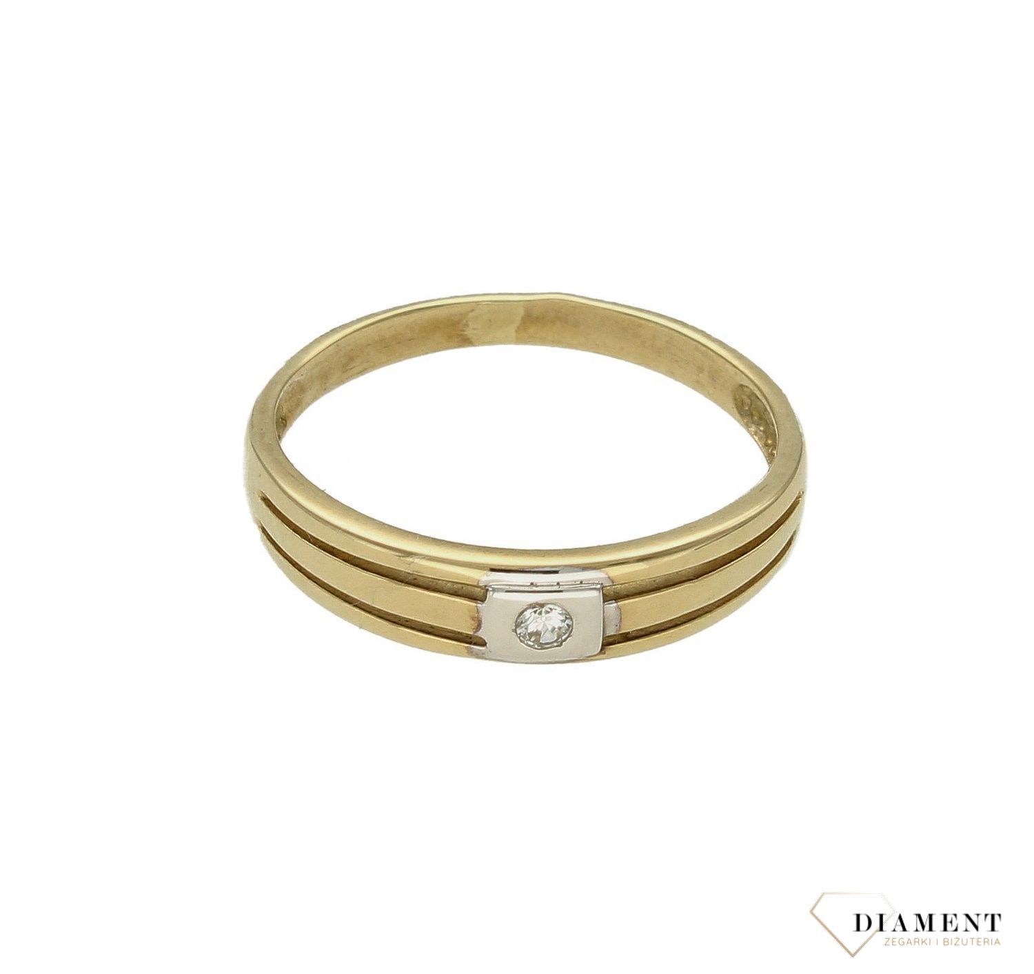 Złoty pierścionek damski 333 obrączka z cyrkonią DIA-PRS-9201-333.  Złoty pierścionek w klasycznej odsłonie świetnie się sprawdz (4).jpg