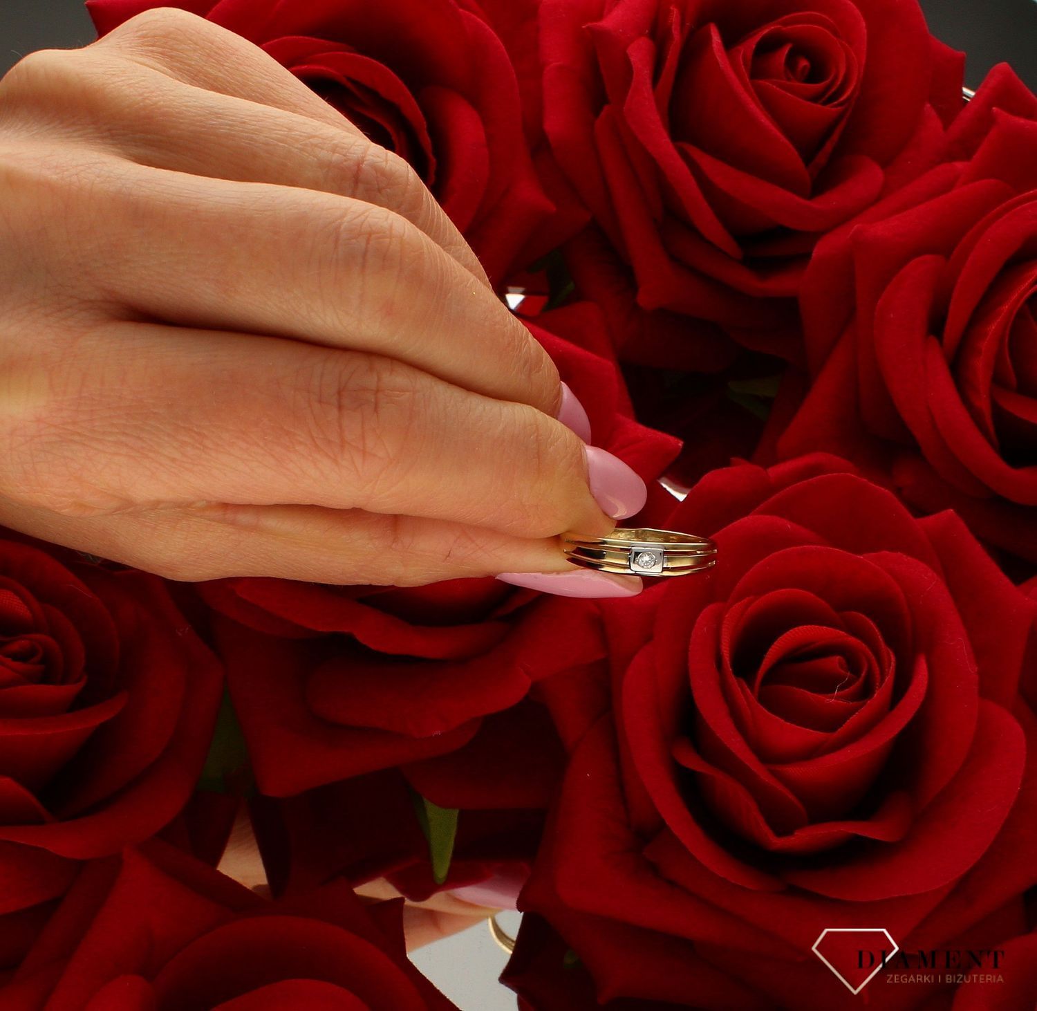 Złoty pierścionek damski 333 obrączka z cyrkonią DIA-PRS-9201-333.  Złoty pierścionek w klasycznej odsłonie świetnie się sprawdz (4).jpg