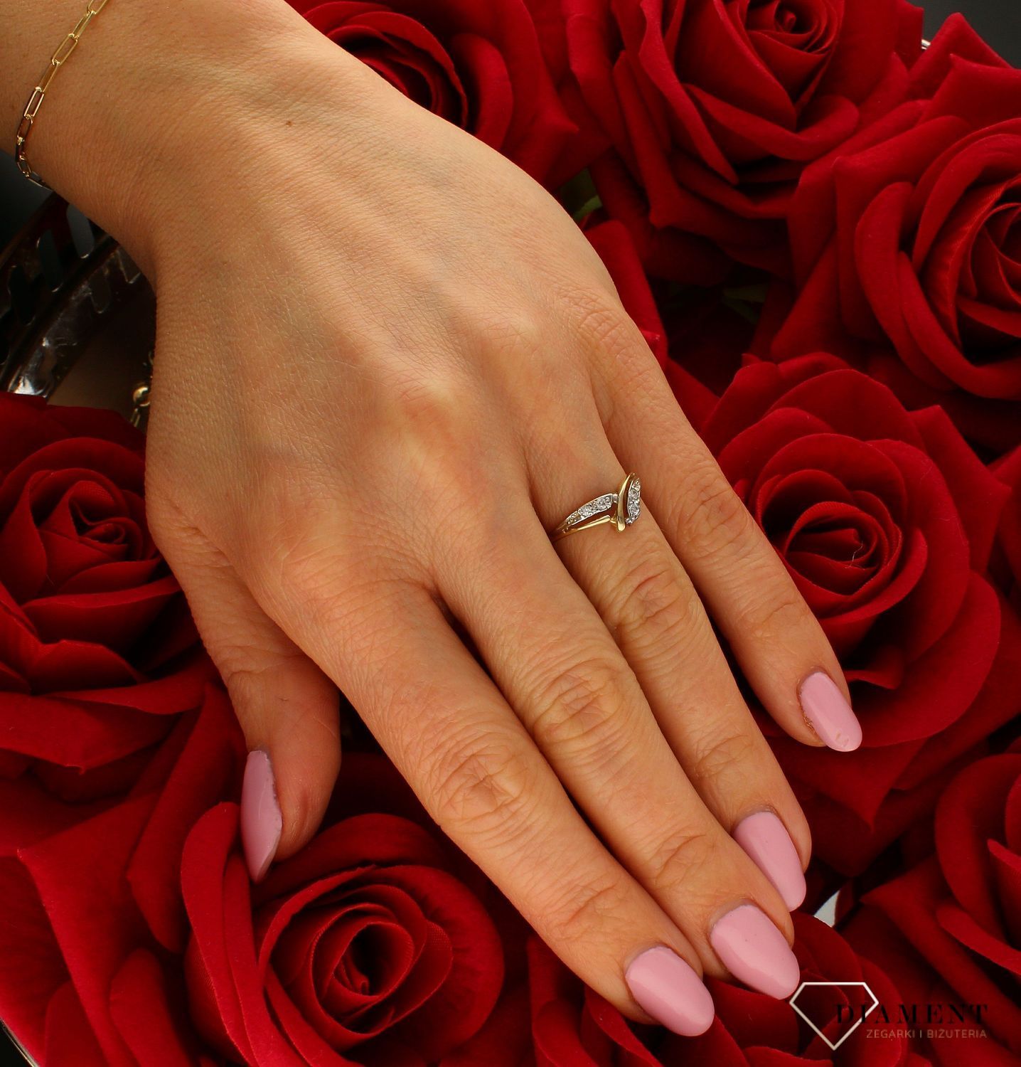 Elegancki złoty pierścionek damski 333 DIA-PRS-9202-333. Złoty pierścionek  świetnie się sprawdzi na prezent z okazji urodzin, i (4).jpg