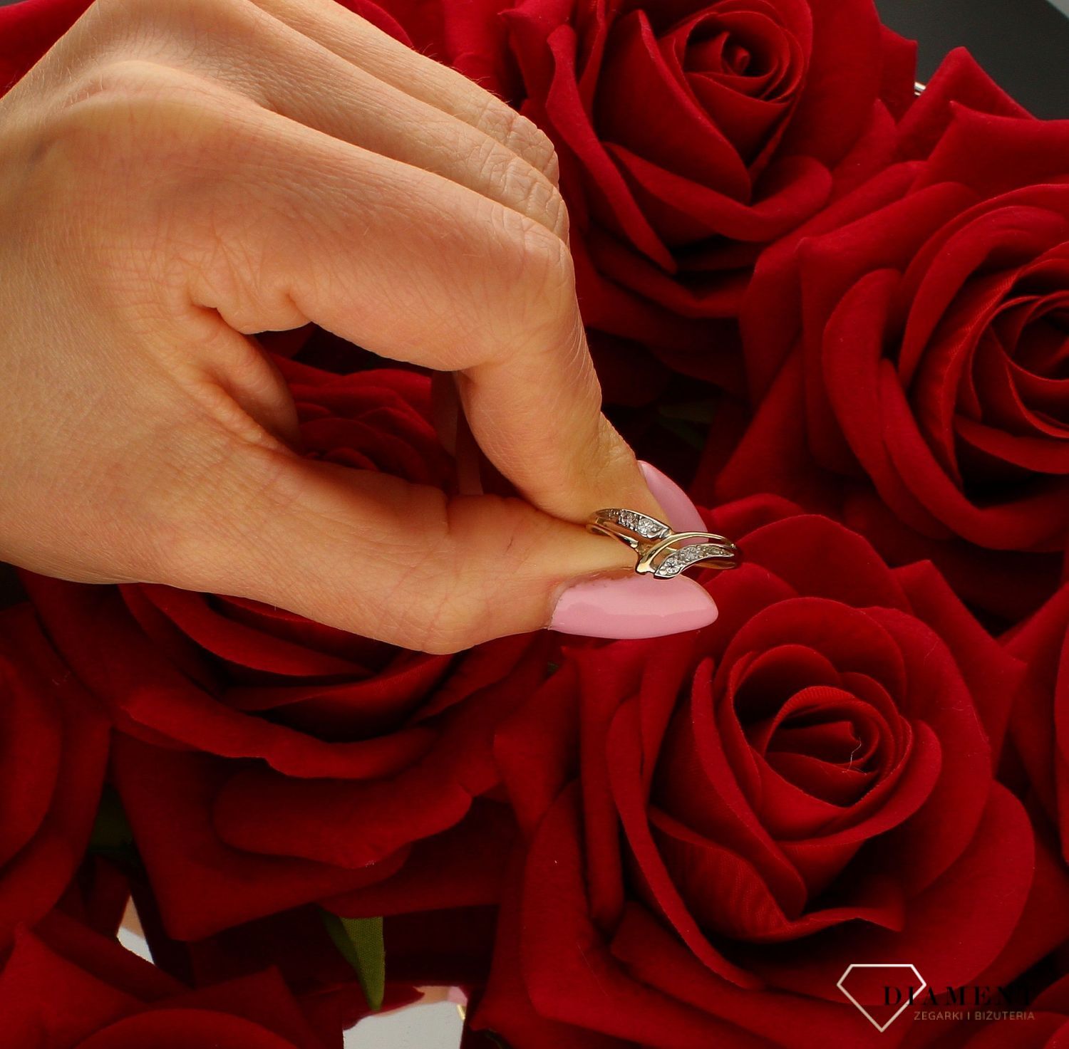 Elegancki złoty pierścionek damski 333 DIA-PRS-9202-333. Złoty pierścionek  świetnie się sprawdzi na prezent z okazji urodzin, i (4).jpg