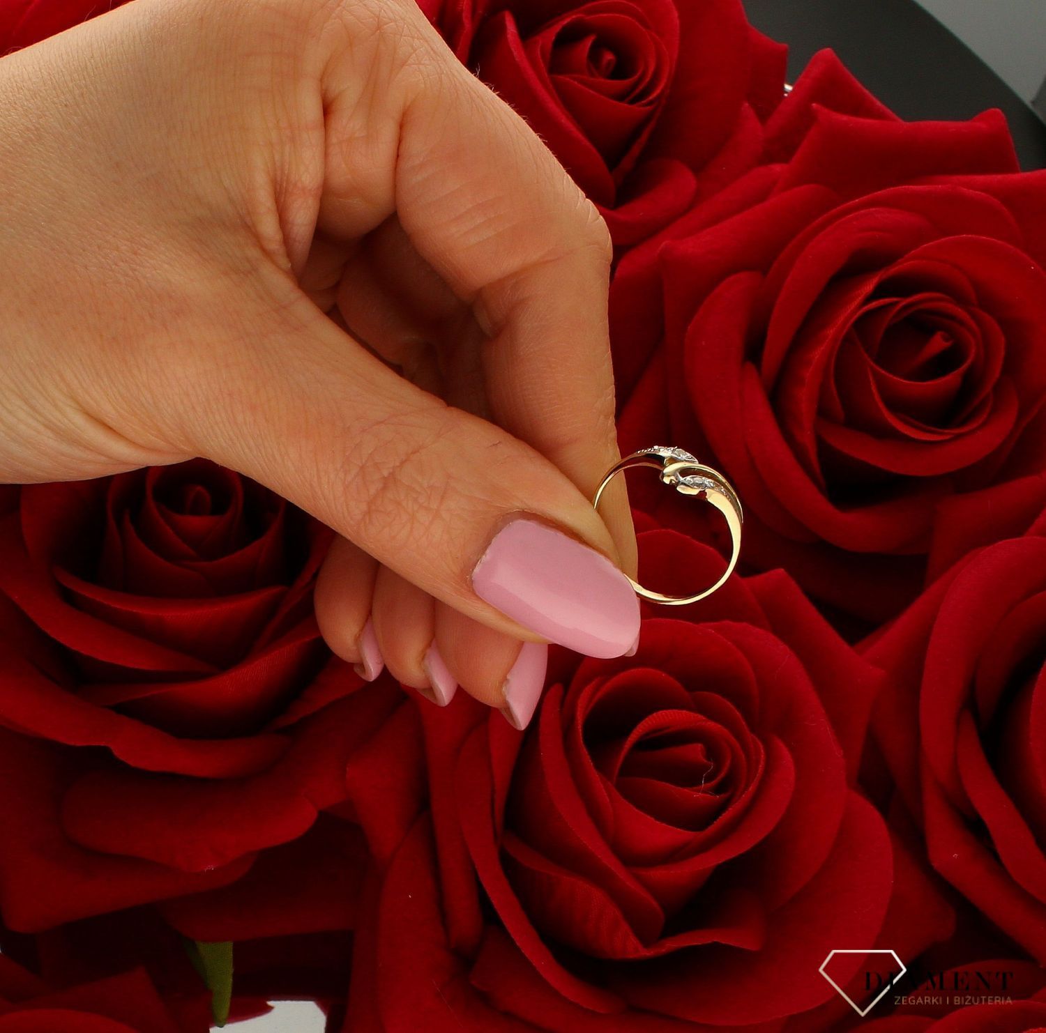 Elegancki złoty pierścionek damski 333 DIA-PRS-9202-333. Złoty pierścionek  świetnie się sprawdzi na prezent z okazji urodzin, i (4).jpg