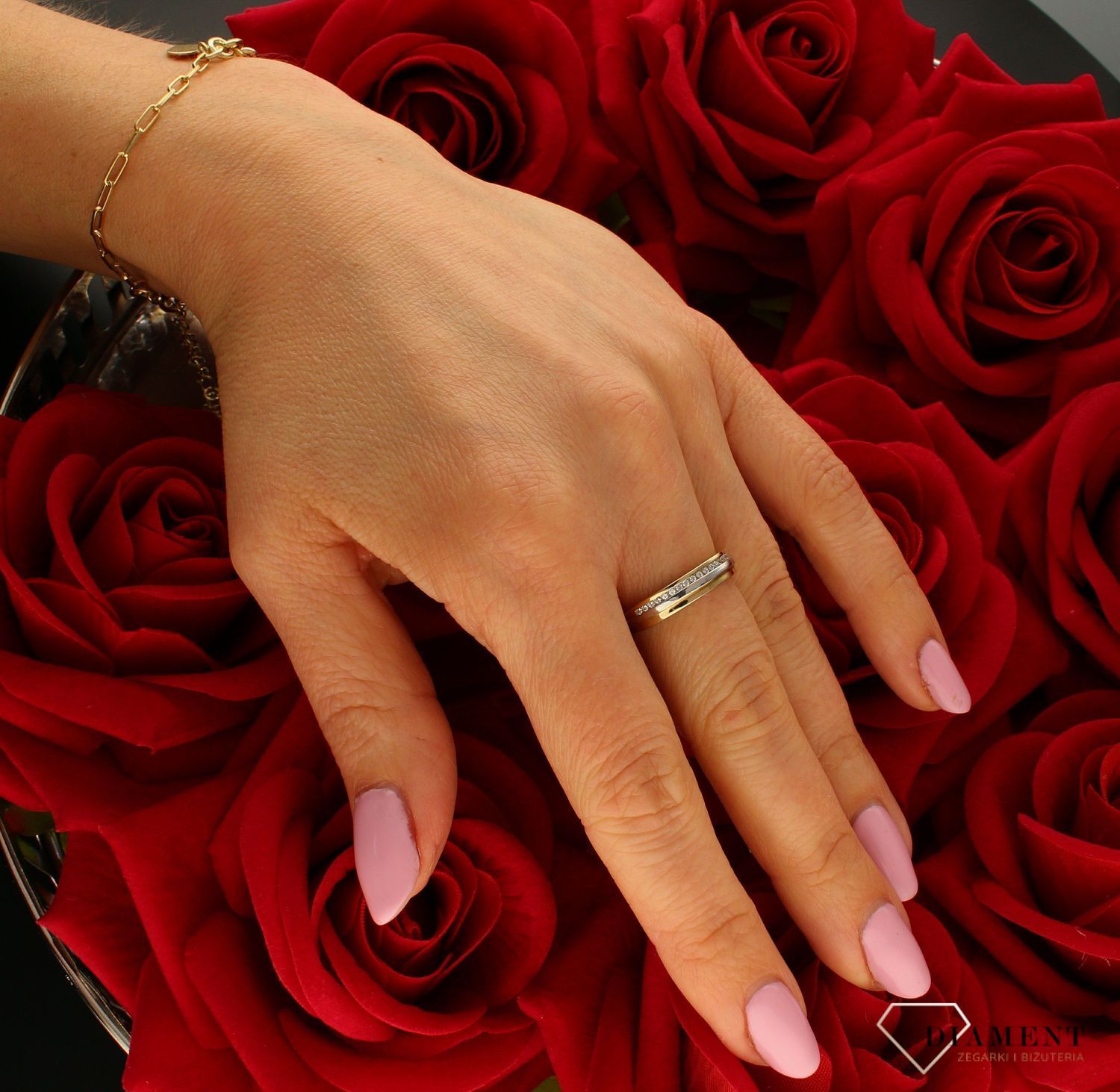 Złoty pierścionek damski obrączka z cyrkoniami 333 DIA-PRS-9203-333.  Złoty pierścionek  świetnie się sprawdzi na prezent z okaz (4).jpg