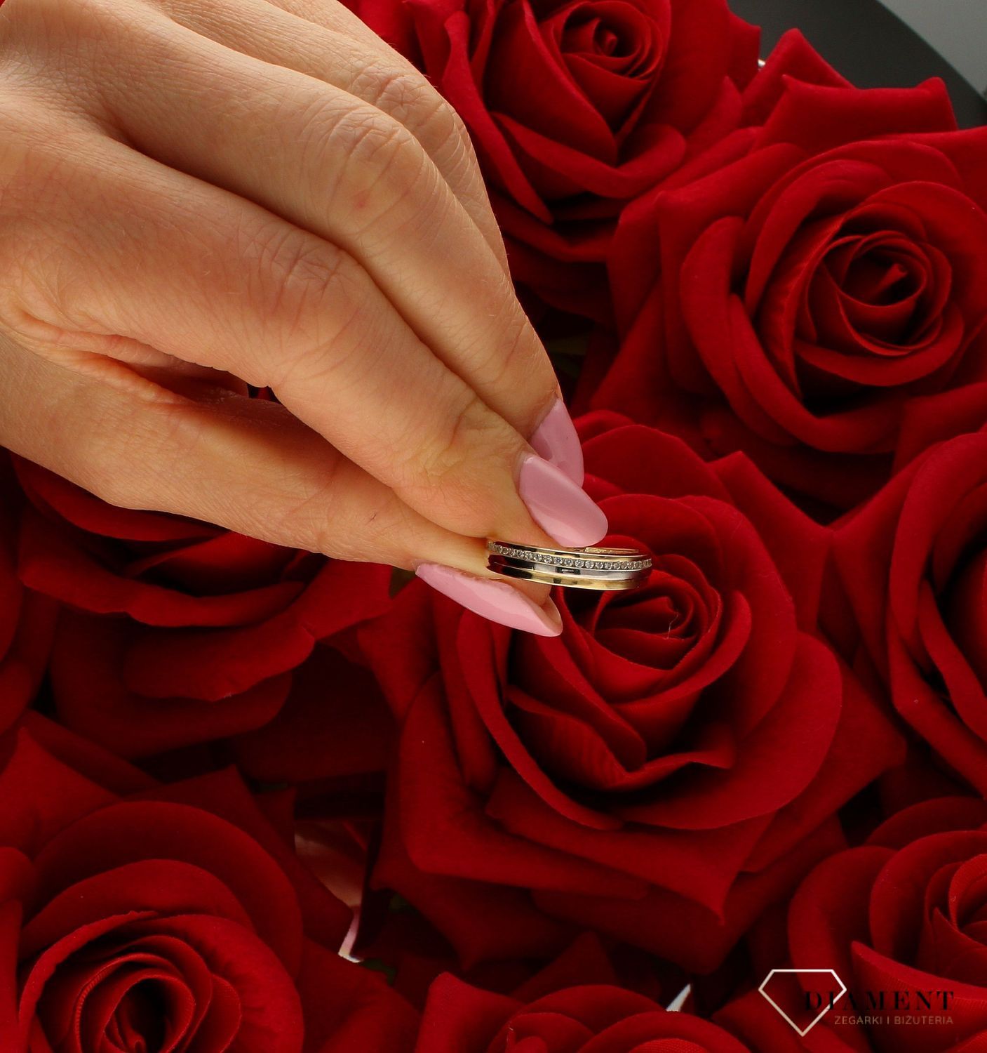 Złoty pierścionek damski obrączka z cyrkoniami 333 DIA-PRS-9203-333.  Złoty pierścionek  świetnie się sprawdzi na prezent z okaz (4).jpg