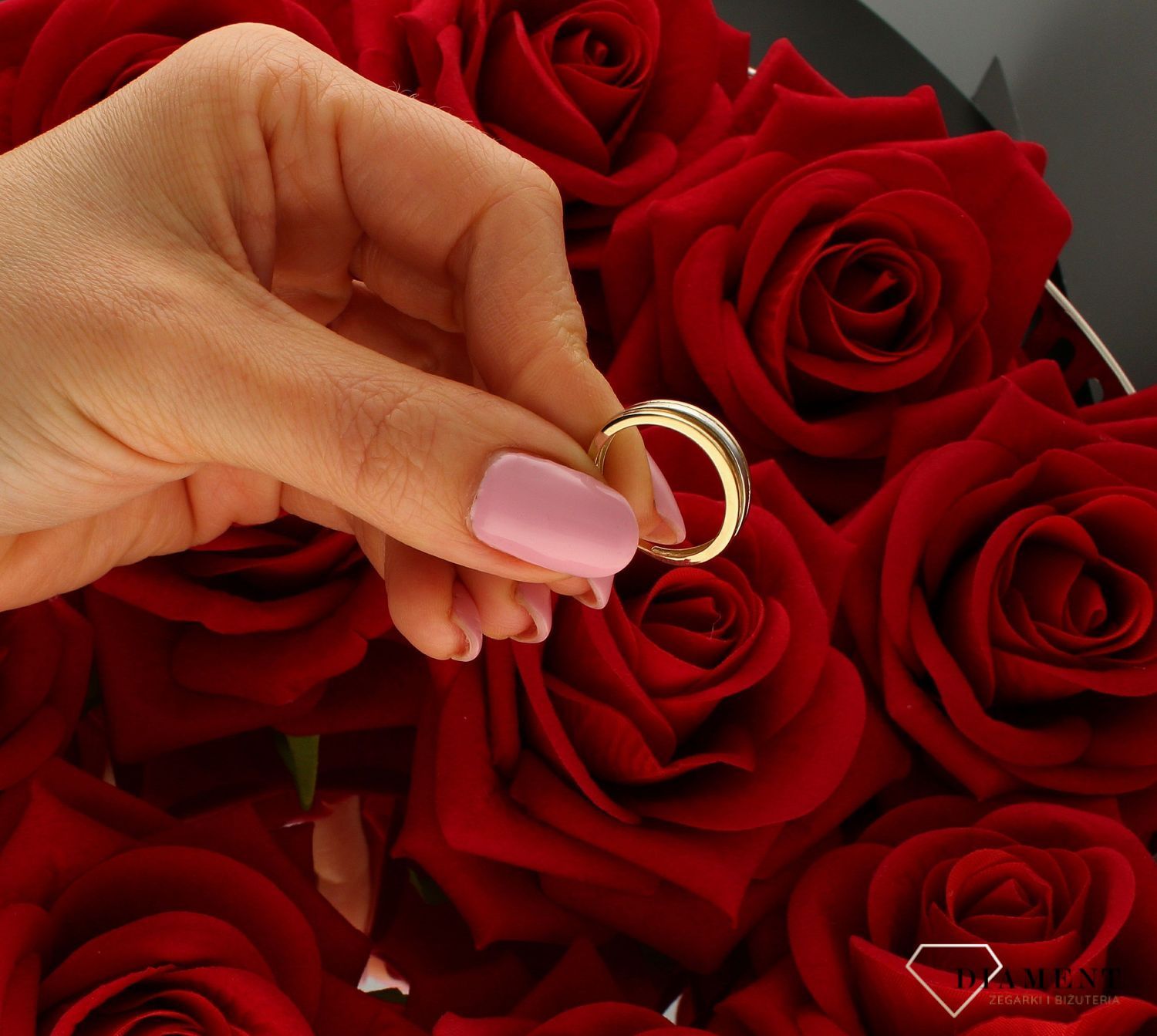 Złoty pierścionek damski obrączka z cyrkoniami 333 DIA-PRS-9203-333.  Złoty pierścionek  świetnie się sprawdzi na prezent z okaz (4).jpg