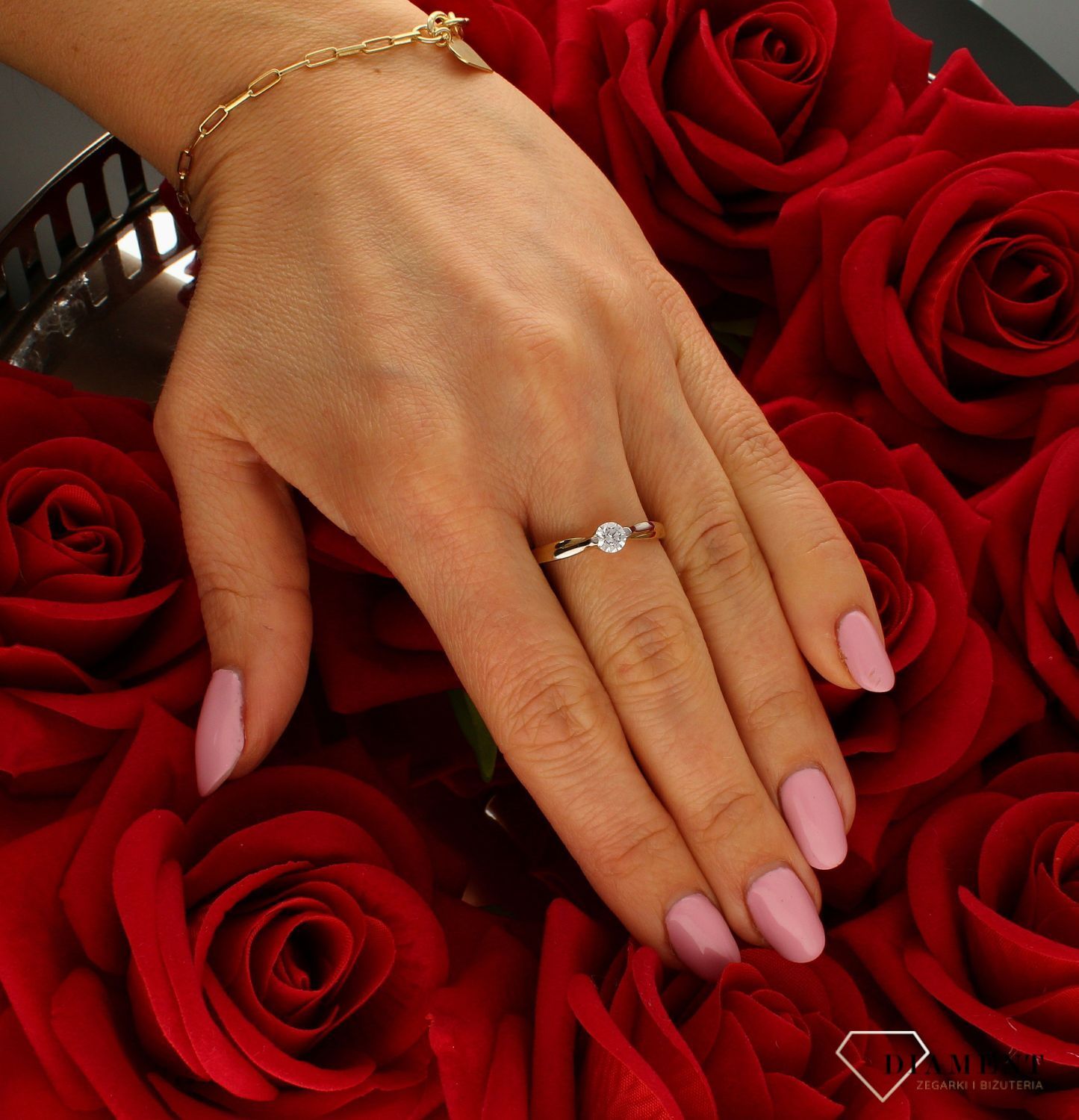 Złoty pierścionek 333 z wystającą cyrkonią zaręczynowy DIA-PRS-9204-333.  Złoty pierścionek pleciony ozdobiony wystającą efektowną cyrkonią. Piękny pierścionek wykonany z wysokiej jakości złota próby 333. (4).jpg