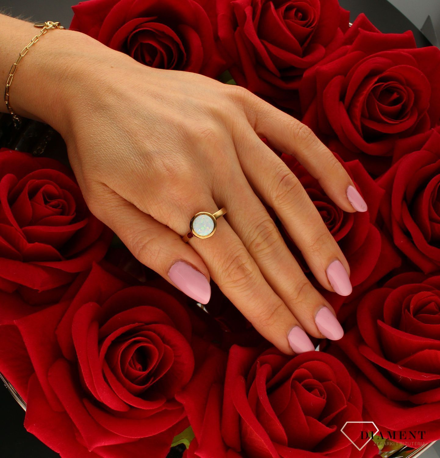 Złoty pierścionek damski z opalem 333 DIA-PRS-9205-333. Pierścionek z białym oczkiem.  Ponadczasowy wzór inspirowany ikonami szt (4).jpg