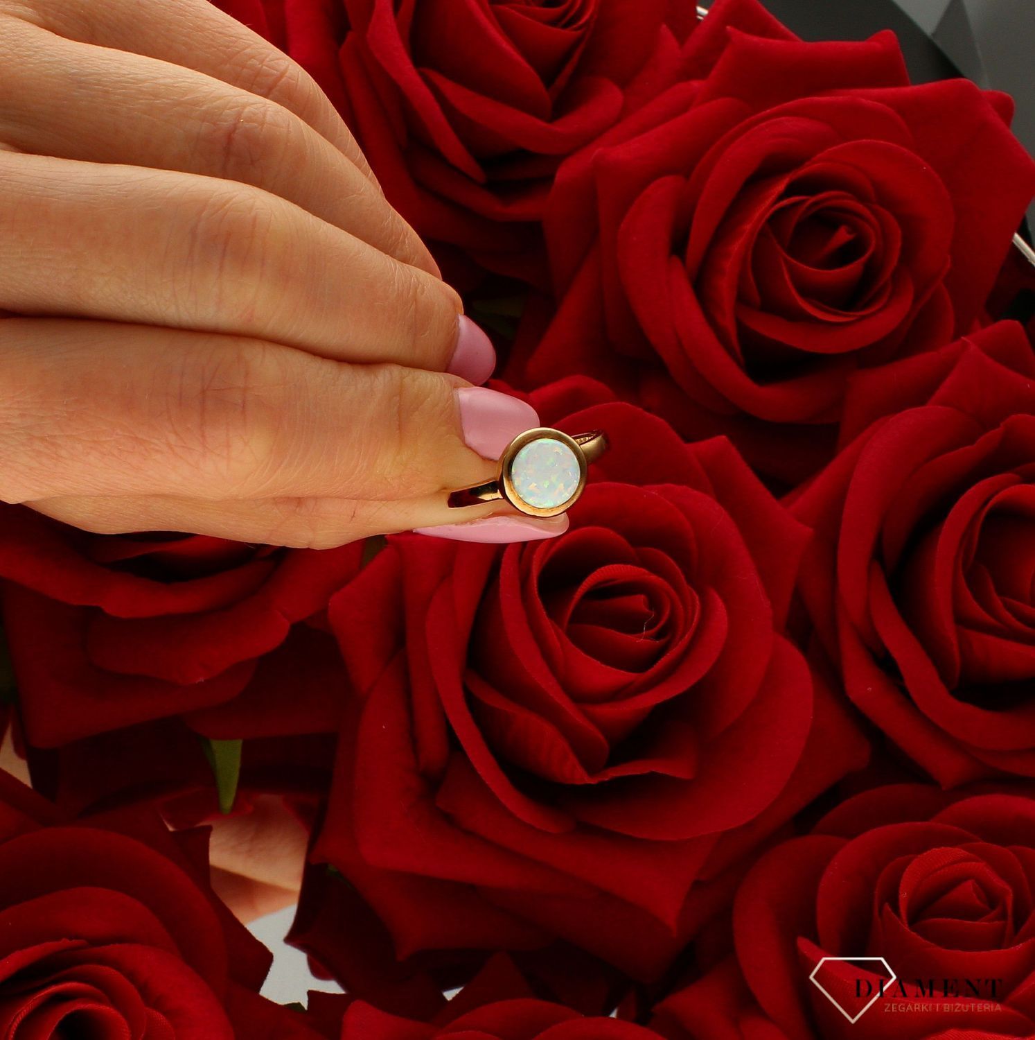 Złoty pierścionek damski z opalem 333 DIA-PRS-9205-333. Pierścionek z białym oczkiem.  Ponadczasowy wzór inspirowany ikonami szt (4).jpg