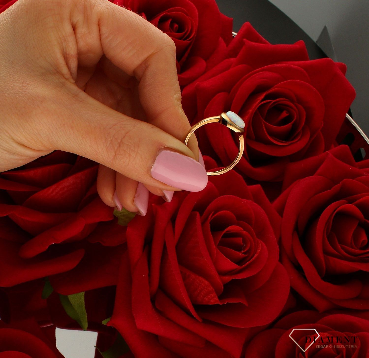 Złoty pierścionek damski z opalem 333 DIA-PRS-9205-333. Pierścionek z białym oczkiem.  Ponadczasowy wzór inspirowany ikonami szt (4).jpg