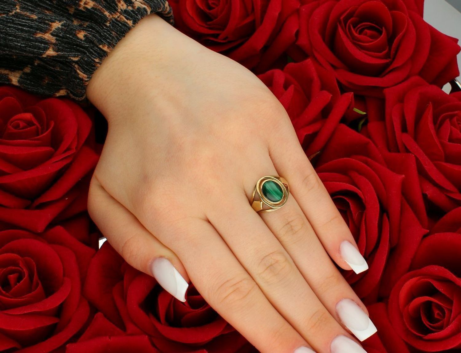 Złoty pierścionek z malachitem próba 333 rozmiar 13, DIA-PRS-9206-333. Piękny pierścionek wykonany z żółtego złota o próbie 333, który zachwyca subtelnym, ale wyjątkowym designem. Centralny 1.jpg