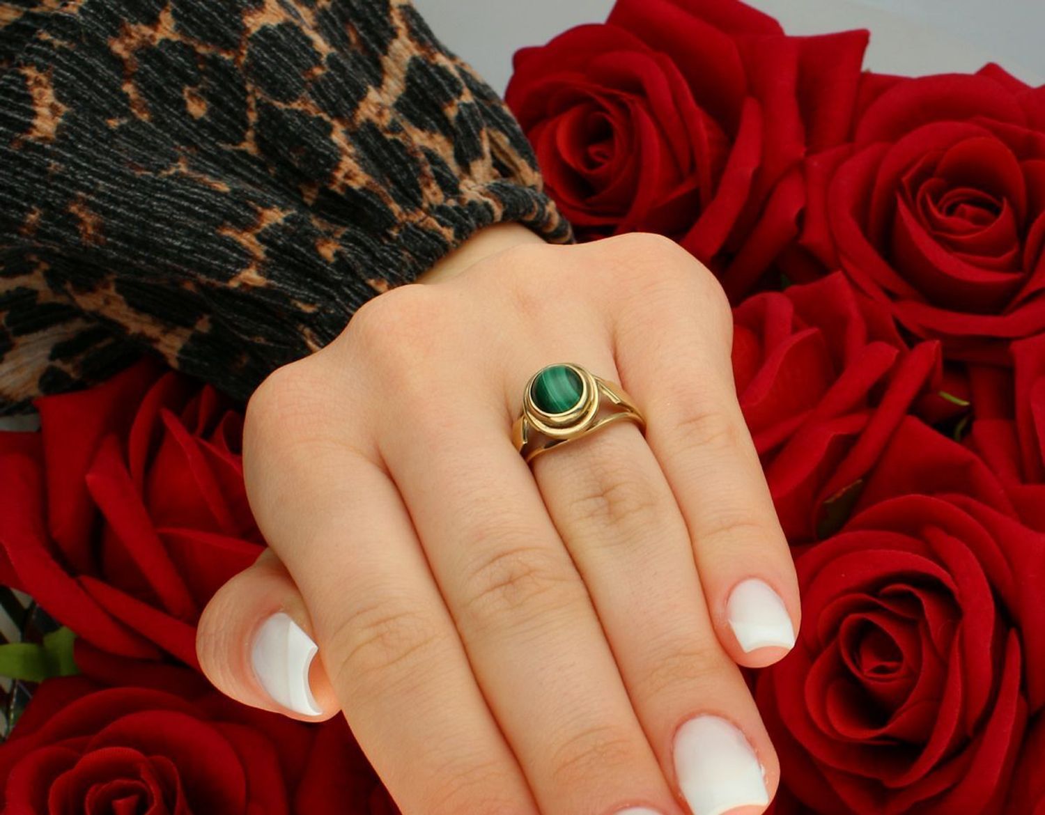 Złoty pierścionek z malachitem próba 333 rozmiar 13, DIA-PRS-9206-333. Piękny pierścionek wykonany z żółtego złota o próbie 333, który zachwyca subtelnym, ale wyjątkowym designem. Centralny 1.jpg