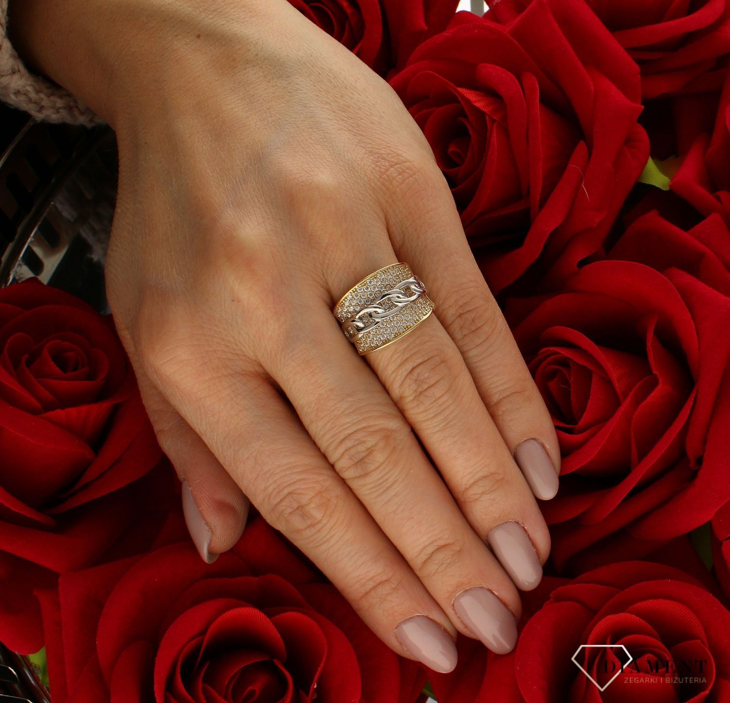 Złoty pierścionek 585 bogato ozdobiony rozmiar 11 DIA-PRS-9207-585  to złoty damski pierścionek wykonany z wysokiej próby złota 585. Idealna biała cyrkonia we wzorze zaręczynowym nadają pierścionkowi nowoczesnego wyglądu (4).jpg