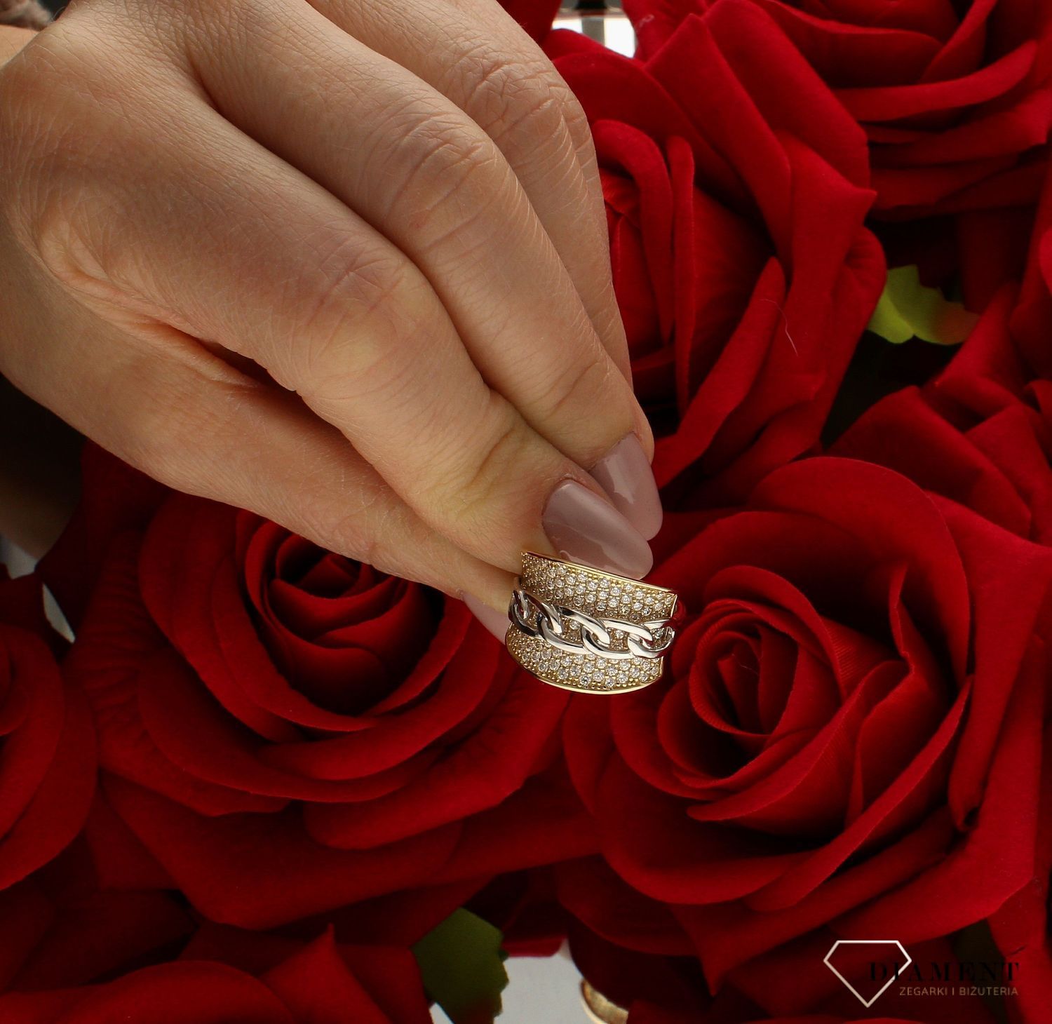 Złoty pierścionek 585 bogato ozdobiony rozmiar 11 DIA-PRS-9207-585  to złoty damski pierścionek wykonany z wysokiej próby złota 585. Idealna biała cyrkonia we wzorze zaręczynowym nadają pierścionkowi nowoczesnego wyglądu (4).jpg