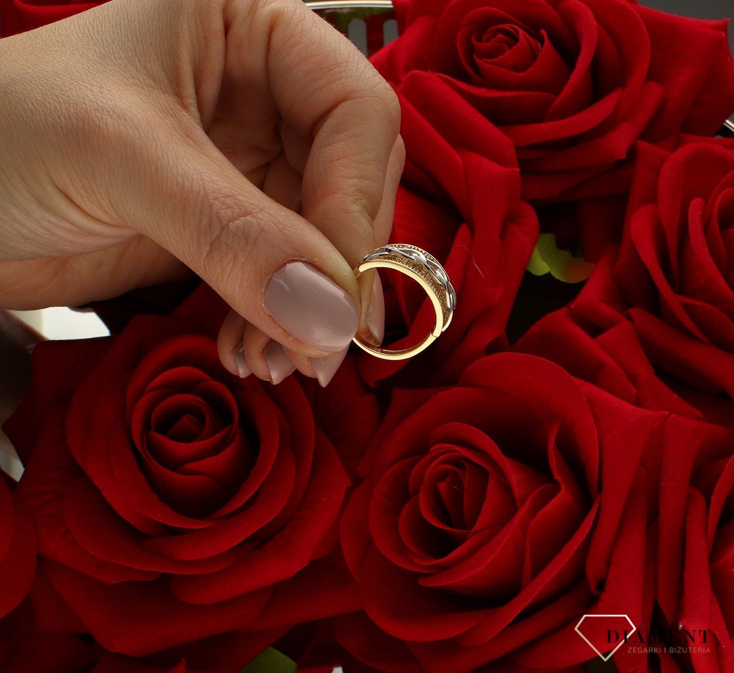 Złoty pierścionek 585 bogato ozdobiony rozmiar 11 DIA-PRS-9207-585  to złoty damski pierścionek wykonany z wysokiej próby złota 585. Idealna biała cyrkonia we wzorze zaręczynowym nadają pierścionkowi nowoczesnego wyglądu (4).jpg