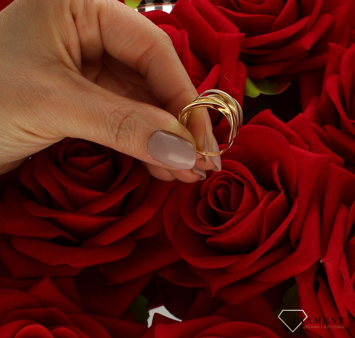 Złoty pierścionek 585 białe złoto nowoczesny rozmiar 17 DIA-PRS-9208-585 to złoty damski pierścionek wykonany z wysokiej próby złota 585. Gładki wzór plecionki wraz z dodatkiem białego złota nadaje pierścionkowi nowoczesnego (4).jpg