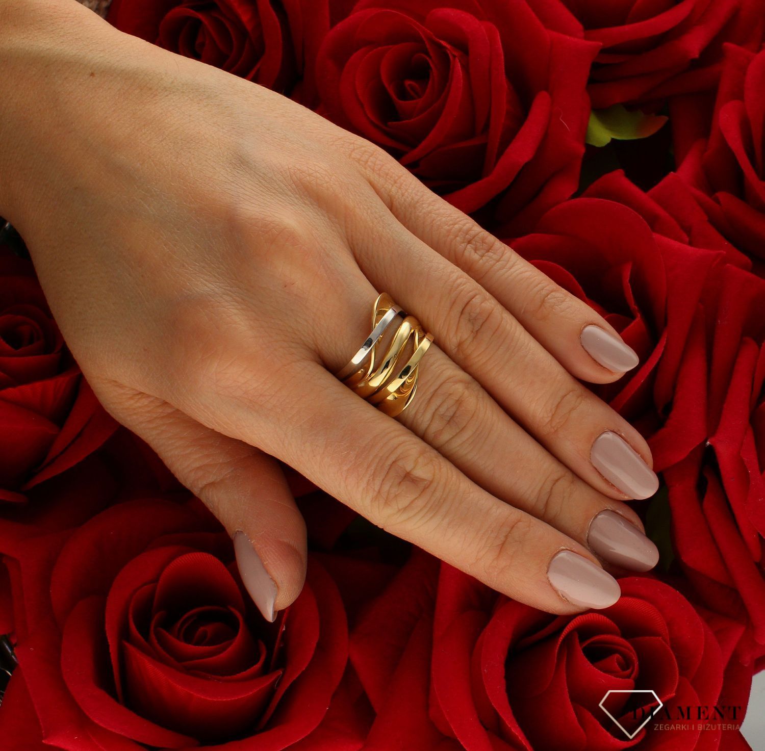 Złoty pierścionek 585 białe złoto nowoczesny rozmiar 17 DIA-PRS-9208-585 to złoty damski pierścionek wykonany z wysokiej próby złota 585. Gładki wzór plecionki wraz z dodatkiem białego złota nadaje pierścionkowi nowoczesnego (4).jpg