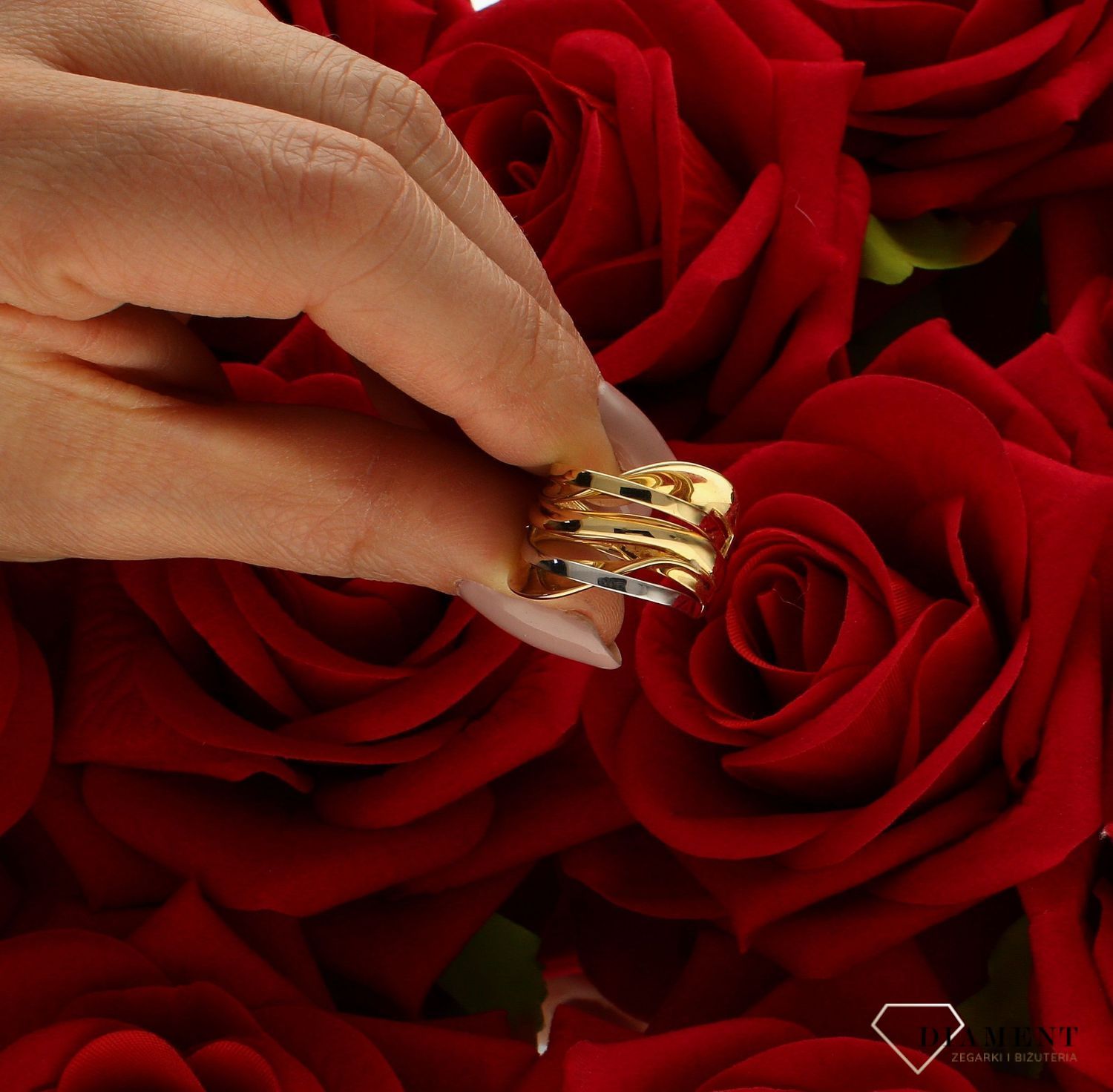 Złoty pierścionek 585 białe złoto nowoczesny rozmiar 17 DIA-PRS-9208-585 to złoty damski pierścionek wykonany z wysokiej próby złota 585. Gładki wzór plecionki wraz z dodatkiem białego złota nadaje pierścionkowi nowoczesnego (4).jpg