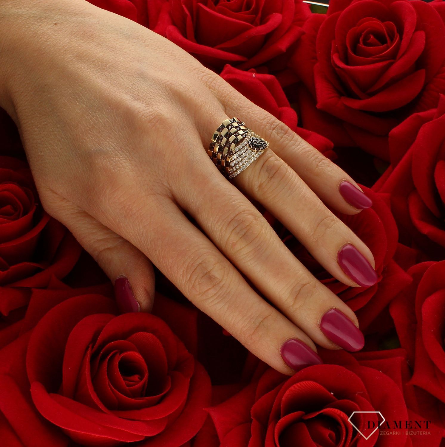 Złoty pierścionek 585 o wyjątkowym zdobieniu brązowymi i białymi cyrkoniami DIA-PRS-9209-585. Pierścionek o nietypowym wyglądzie. Pierścionek doskonały na co dzień jak i do wieczorowych kreacji. Waga około 5,88 gram. Idealny (3).jpg