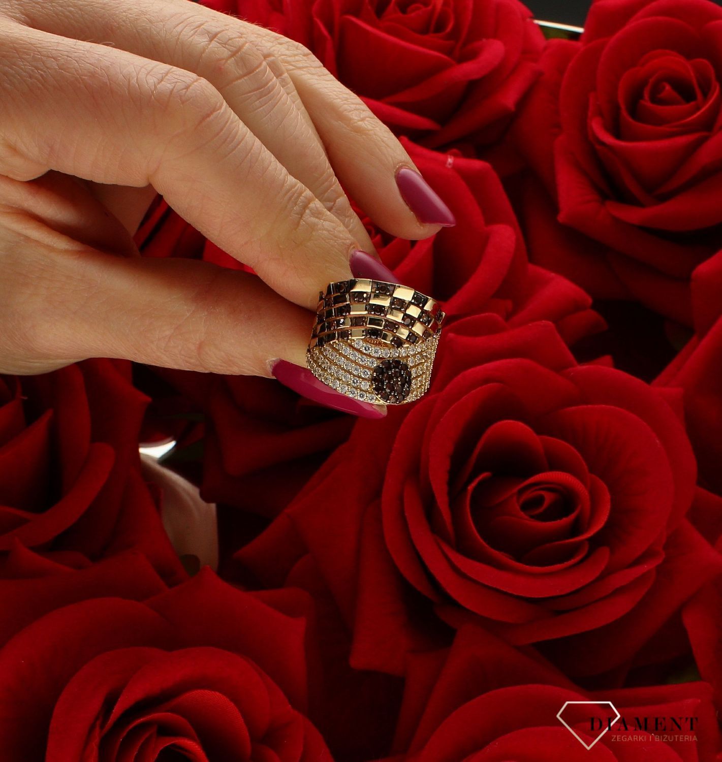 Złoty pierścionek 585 o wyjątkowym zdobieniu brązowymi i białymi cyrkoniami DIA-PRS-9209-585. Pierścionek o nietypowym wyglądzie. Pierścionek doskonały na co dzień jak i do wieczorowych kreacji. Waga około 5,88 gram. Idealny (3).jpg