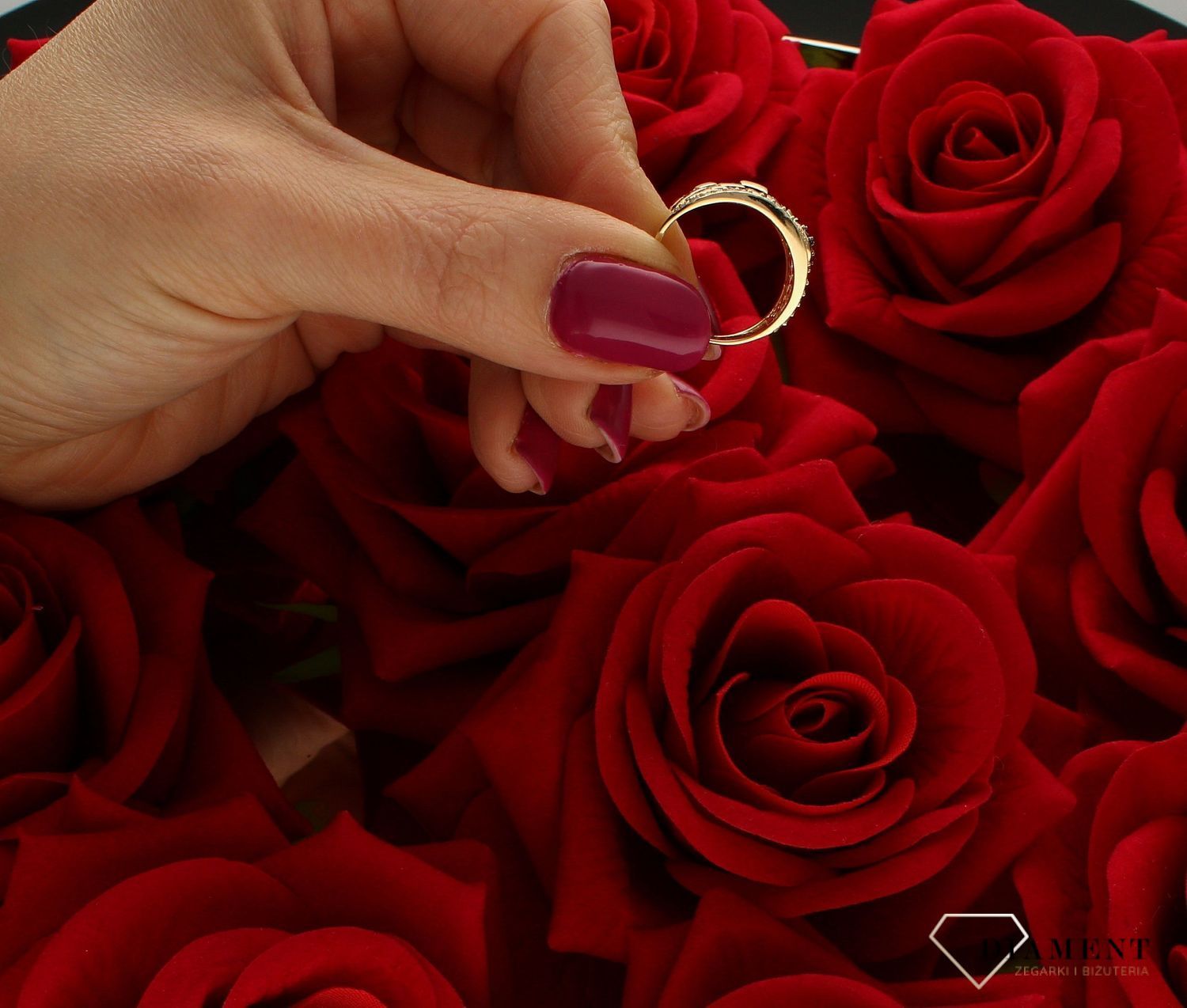 Złoty pierścionek 585 o wyjątkowym zdobieniu brązowymi i białymi cyrkoniami DIA-PRS-9209-585. Pierścionek o nietypowym wyglądzie. Pierścionek doskonały na co dzień jak i do wieczorowych kreacji. Waga około 5,88 gram. Idealny (3).jpg