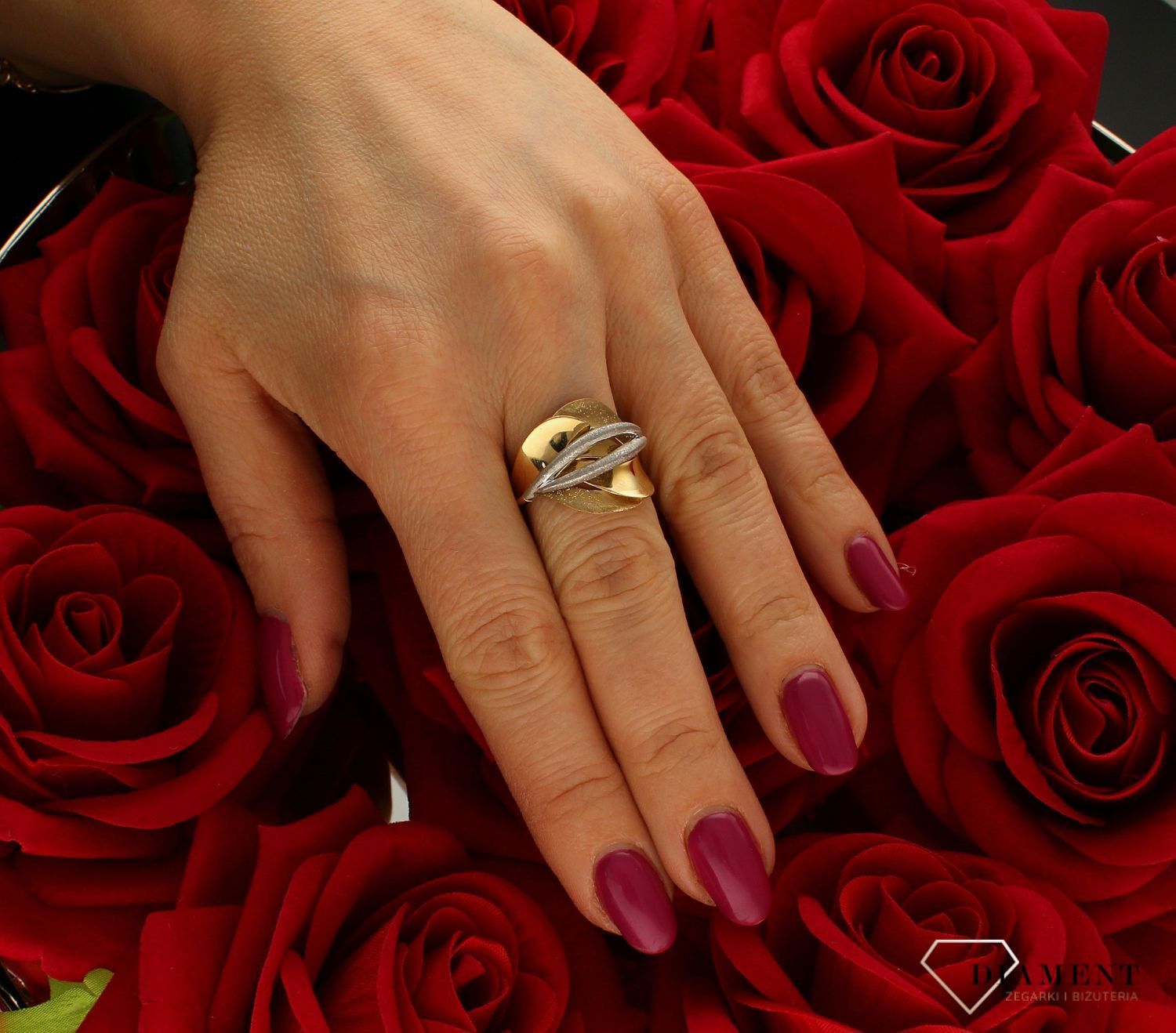 Złoty pierścionek 585 bogato zdobiony białe złoto rozmiar 16 DIA-PRS-9210-585  to złoty damski pierścionek wykonany z wysokiej próby żółtego złota 585. Idealnie przeplatane żółte i białe złoto w matowym szlifie (4).jpg