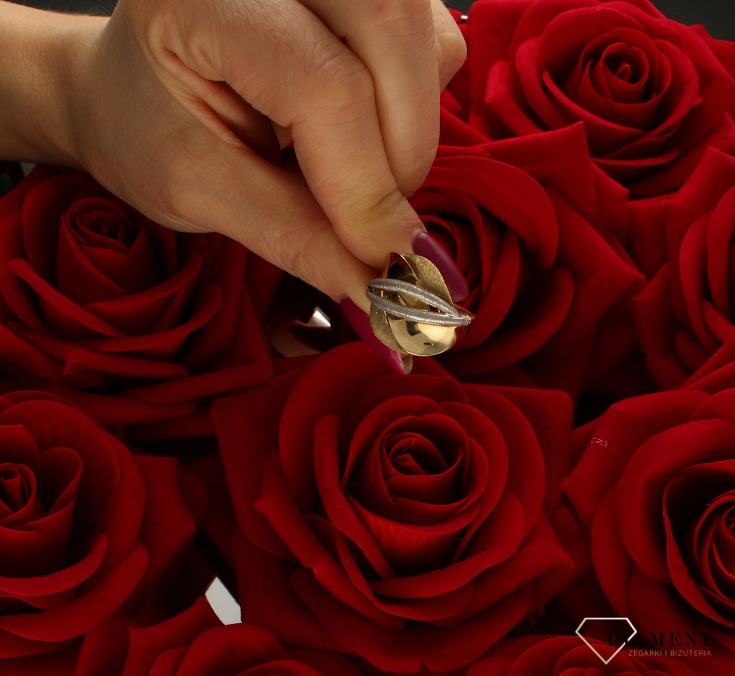 Złoty pierścionek 585 bogato zdobiony białe złoto rozmiar 16 DIA-PRS-9210-585  to złoty damski pierścionek wykonany z wysokiej próby żółtego złota 585. Idealnie przeplatane żółte i białe złoto w matowym szlifie (4).jpg